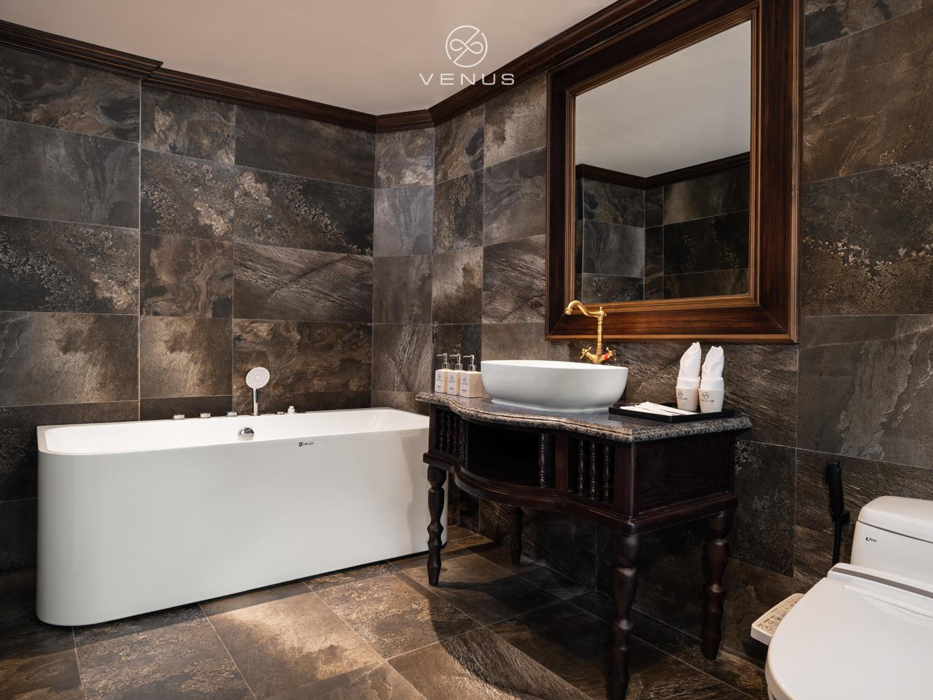 Executive Suite with Balcony and Bathtub photo 2
