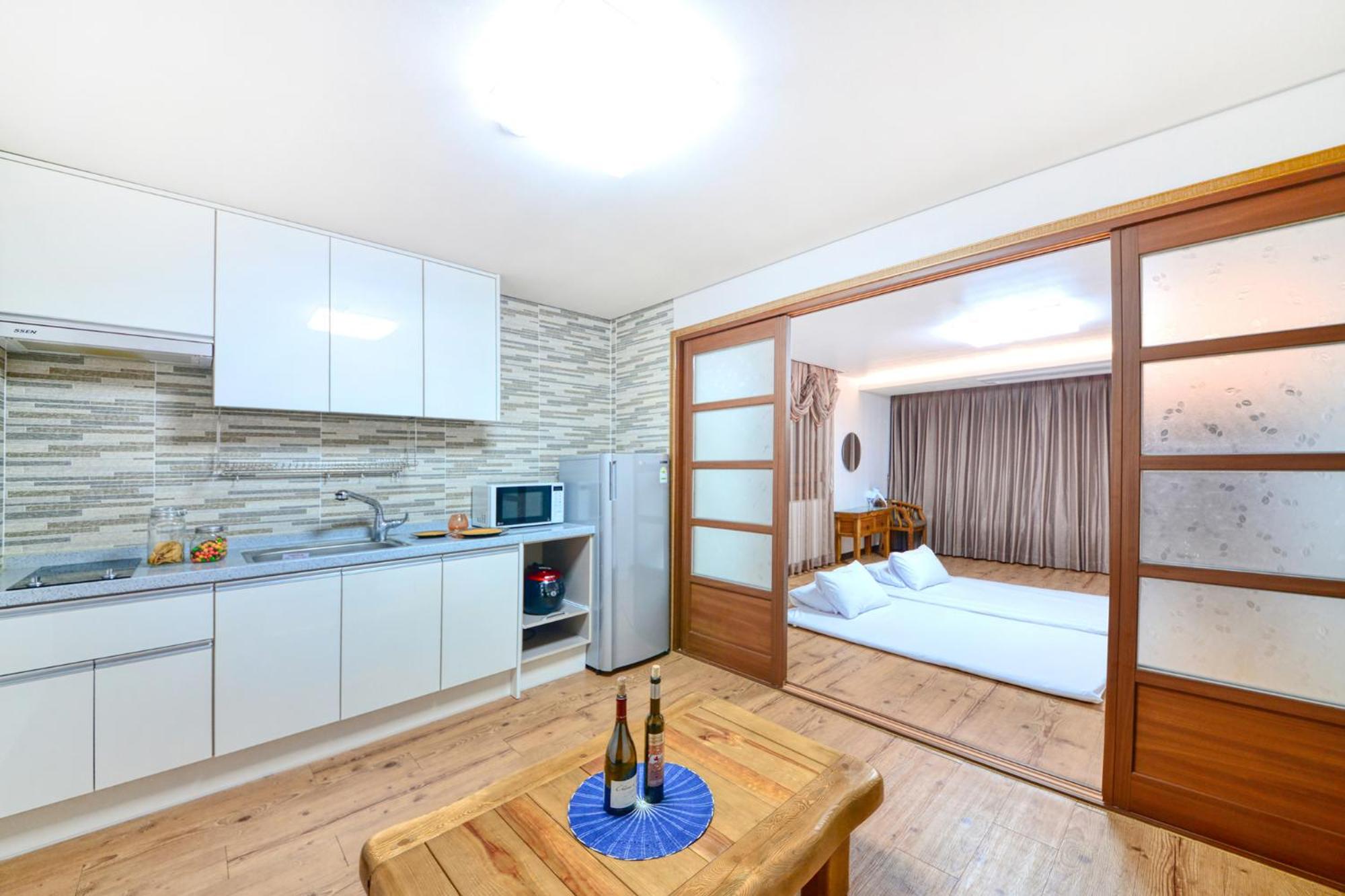 One-Bedroom Suite - Photo 9
