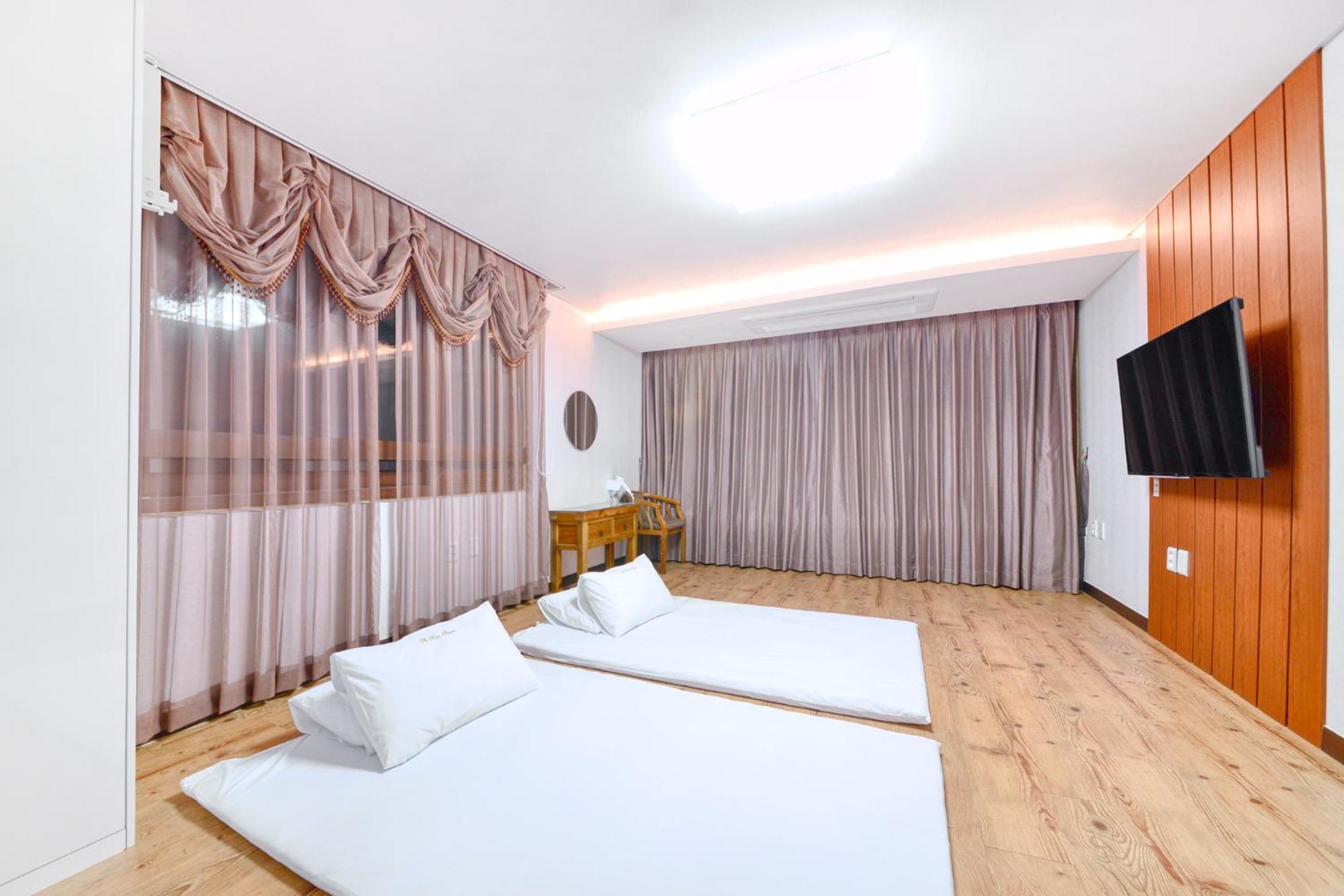 One-Bedroom Suite - Photo 2
