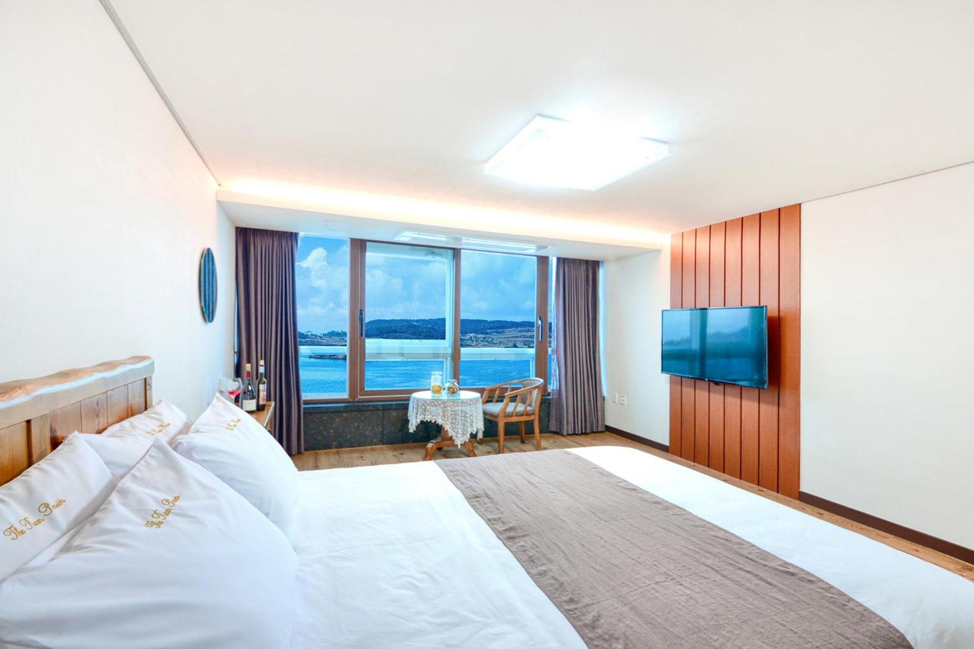 Double Room with Sea View - Photo 1