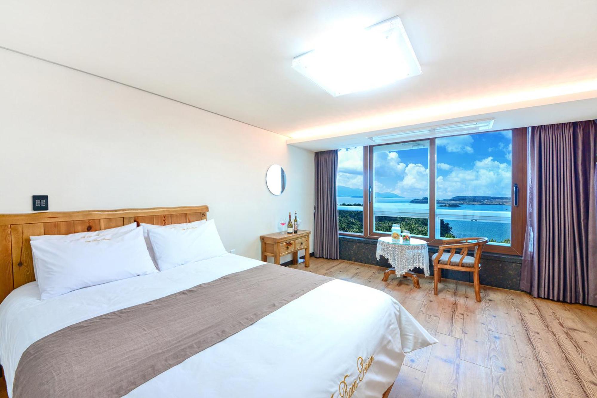 Double Room with Sea View - Photo 8