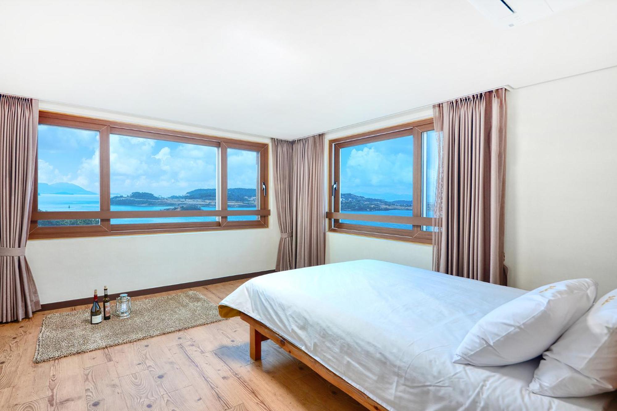 Three-Bedroom Suite - Photo 11