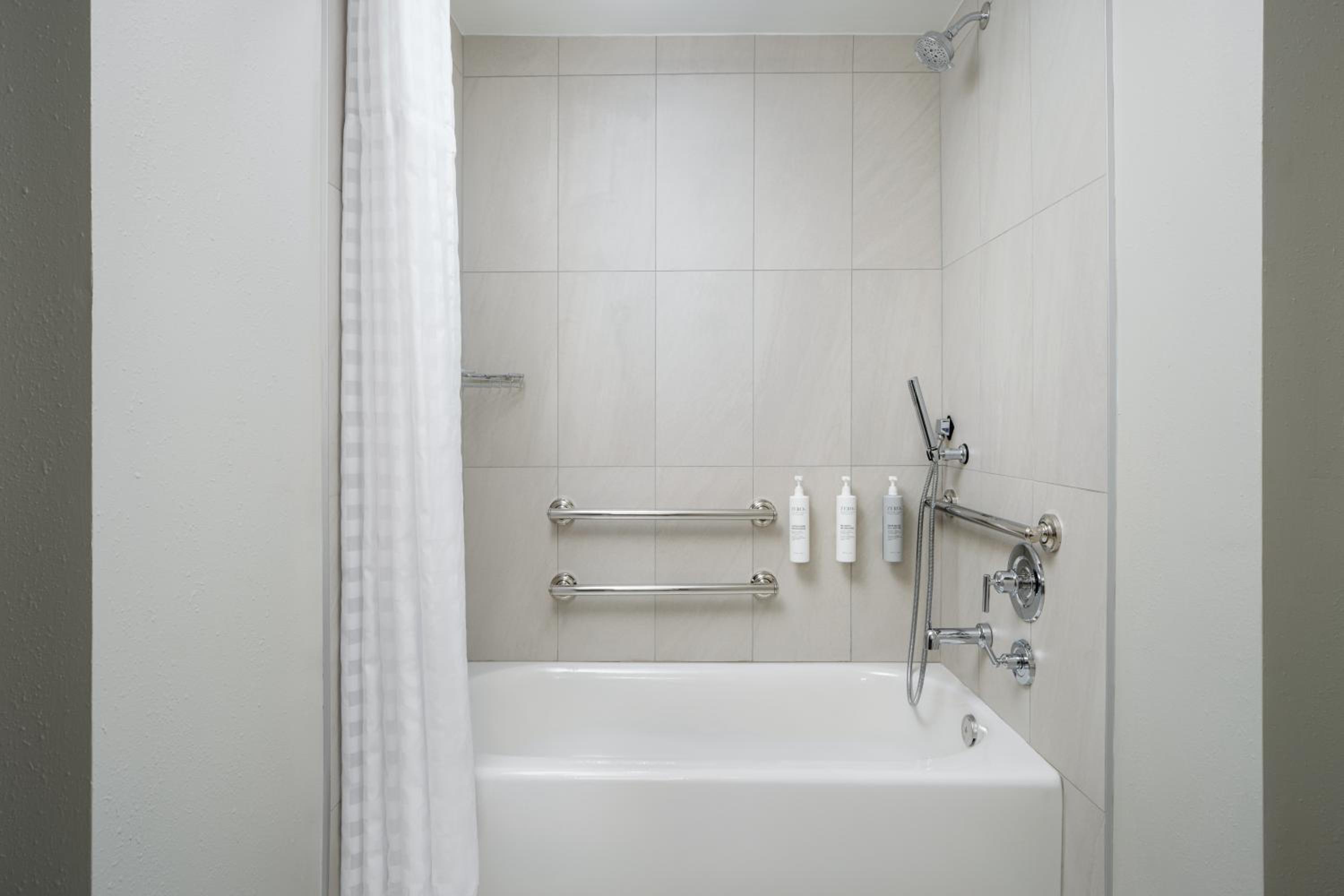 King Suite with Accessible Tub - Mobility and Hearing Access/Non-Smoking - Photo 3