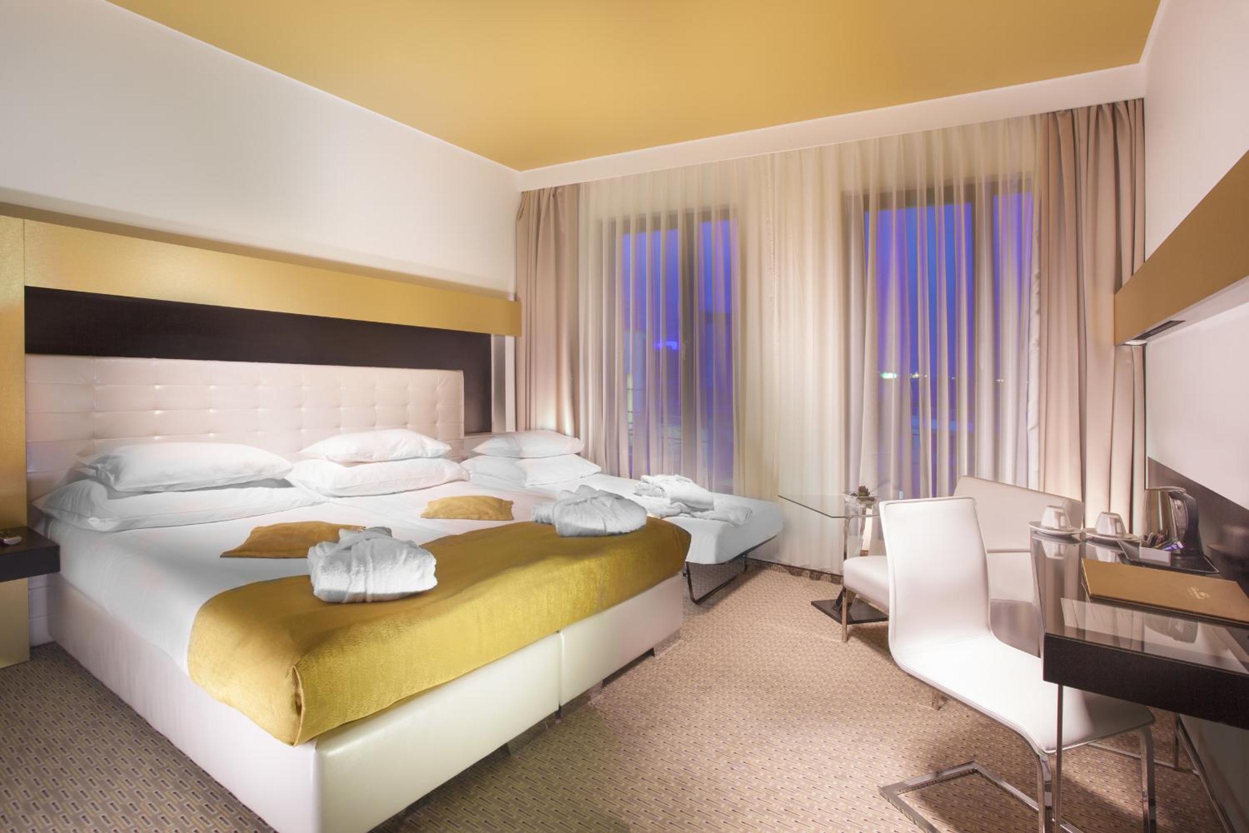Double Room with Extra Bed - Photo 5
