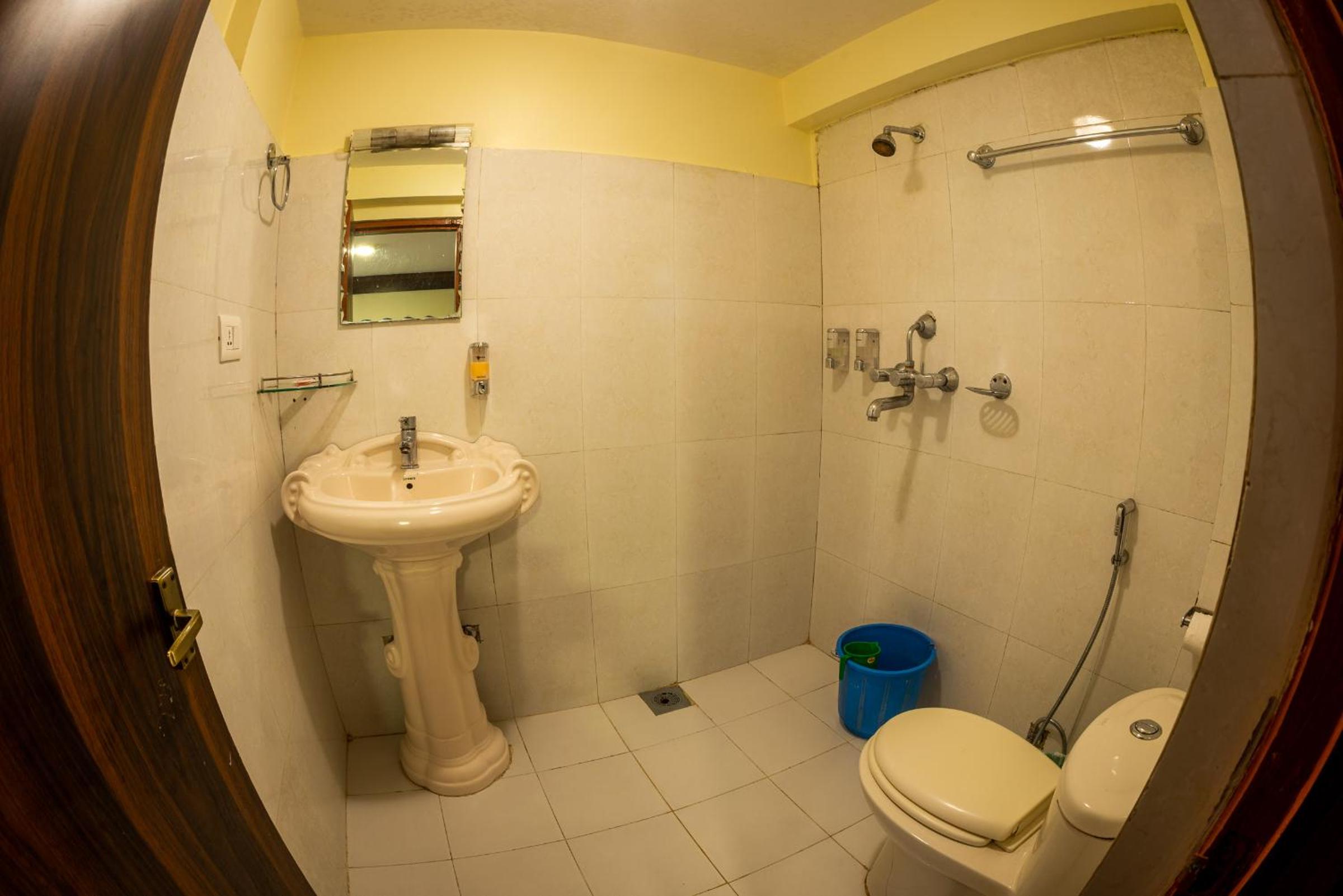 Deluxe Twin Room with Complimentary Airport Pickup for International Arrival photo 2