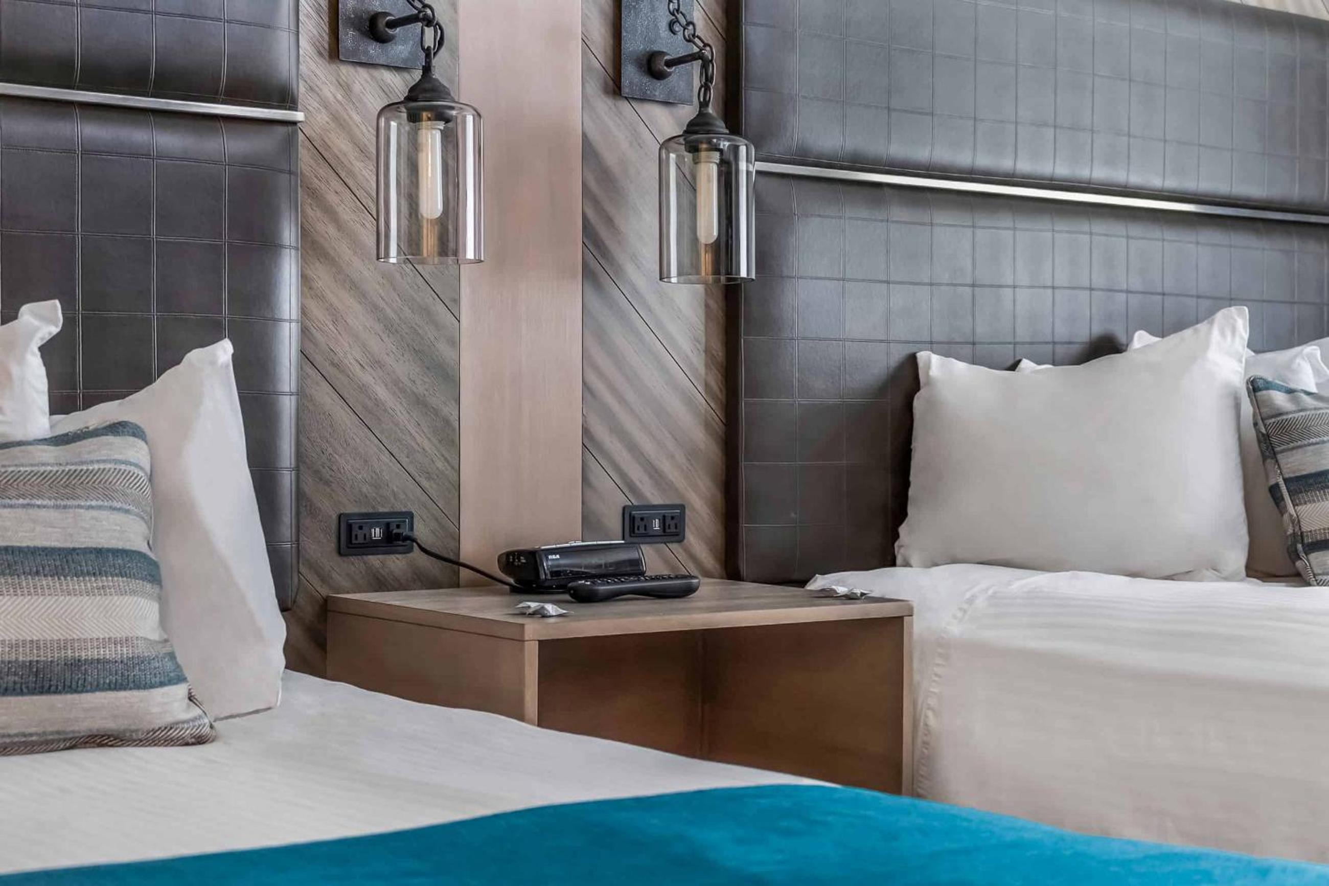 Queen Room with Two Queen Beds photo 1