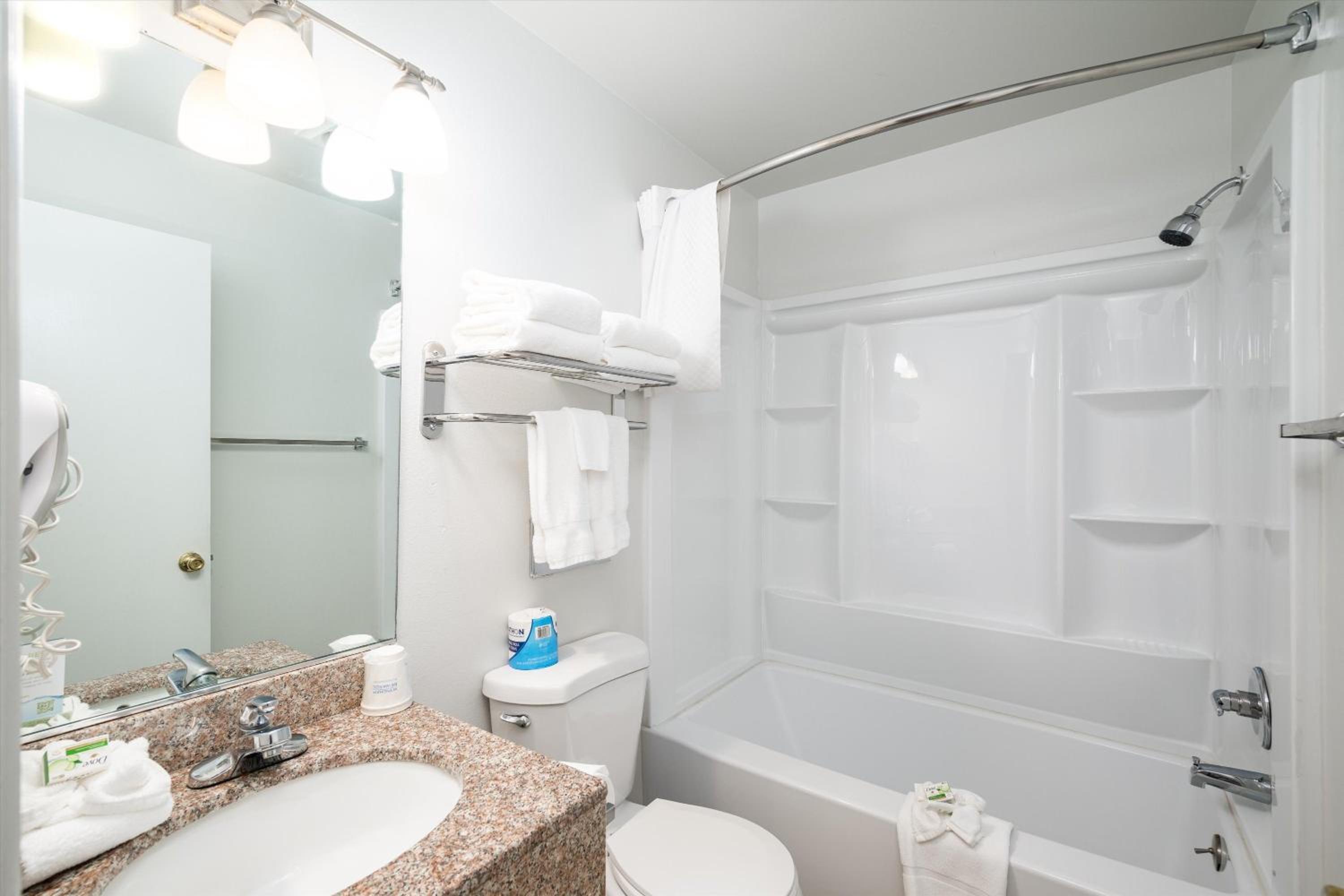 Queen Room with Two Queen Beds - Non-Smoking - Photo 4