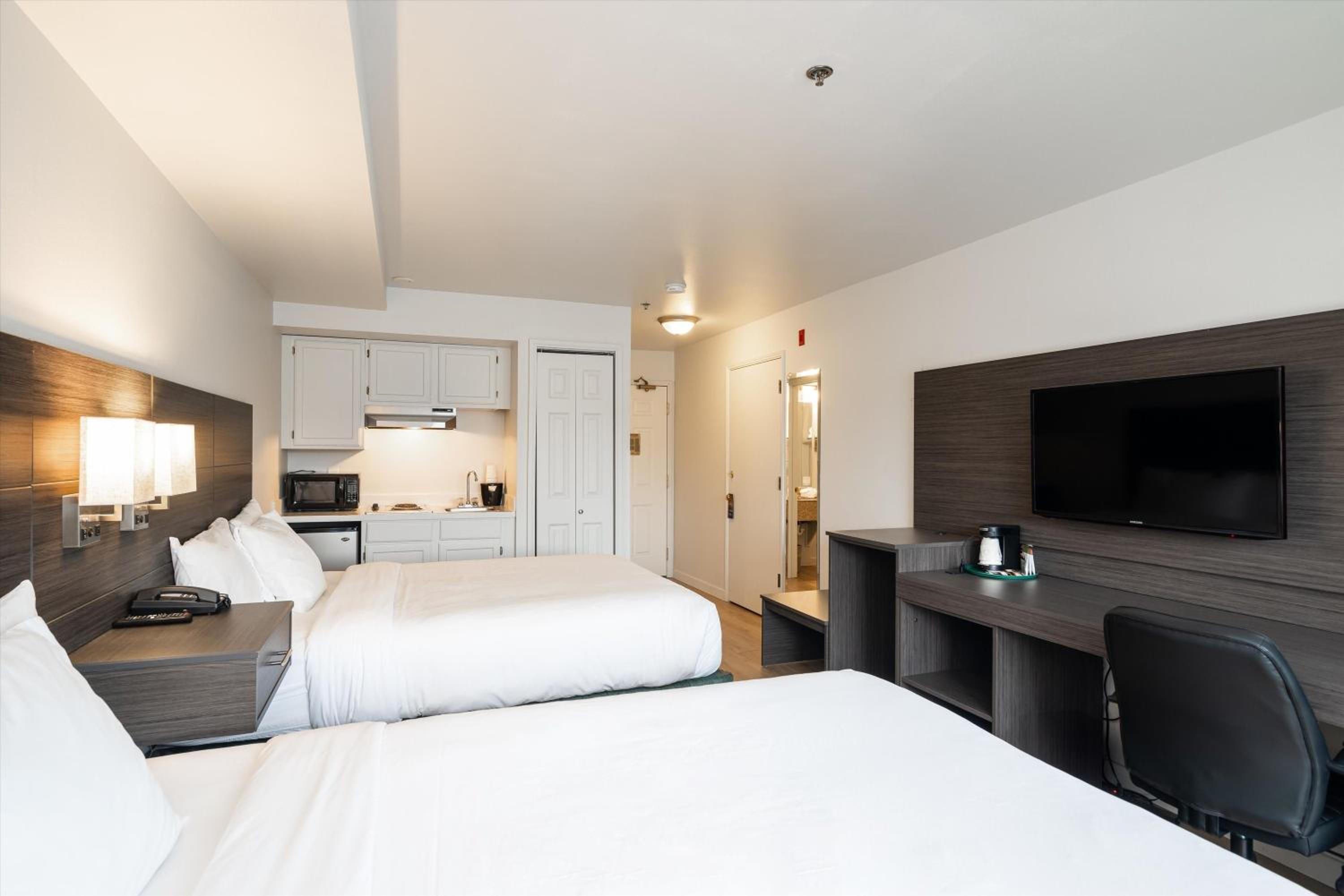 Studio with Two Queen Beds & Kitchenette  - Non-Smoking  - Photo 7