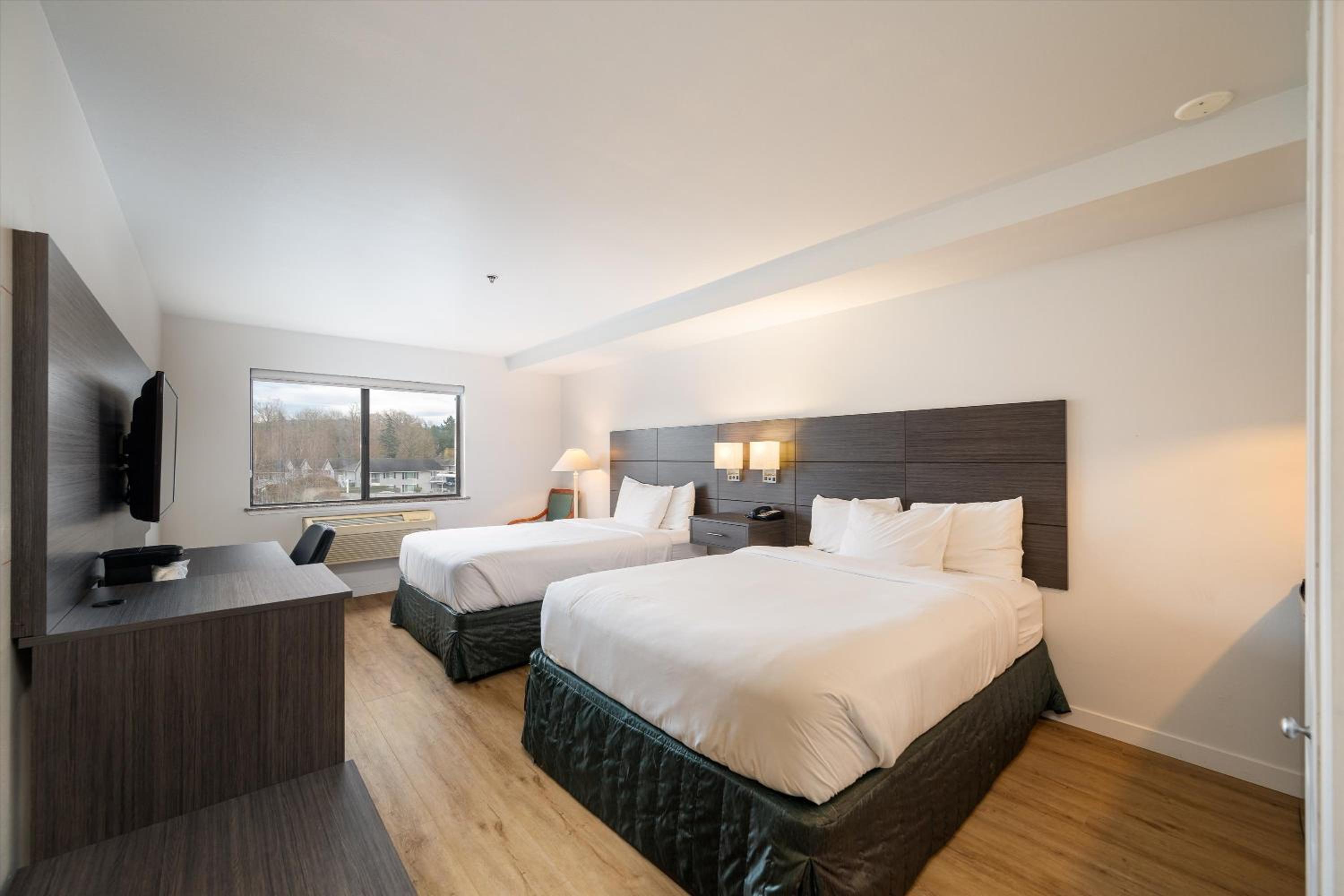 Queen Room with Two Queen Beds - Non-Smoking - Photo 2