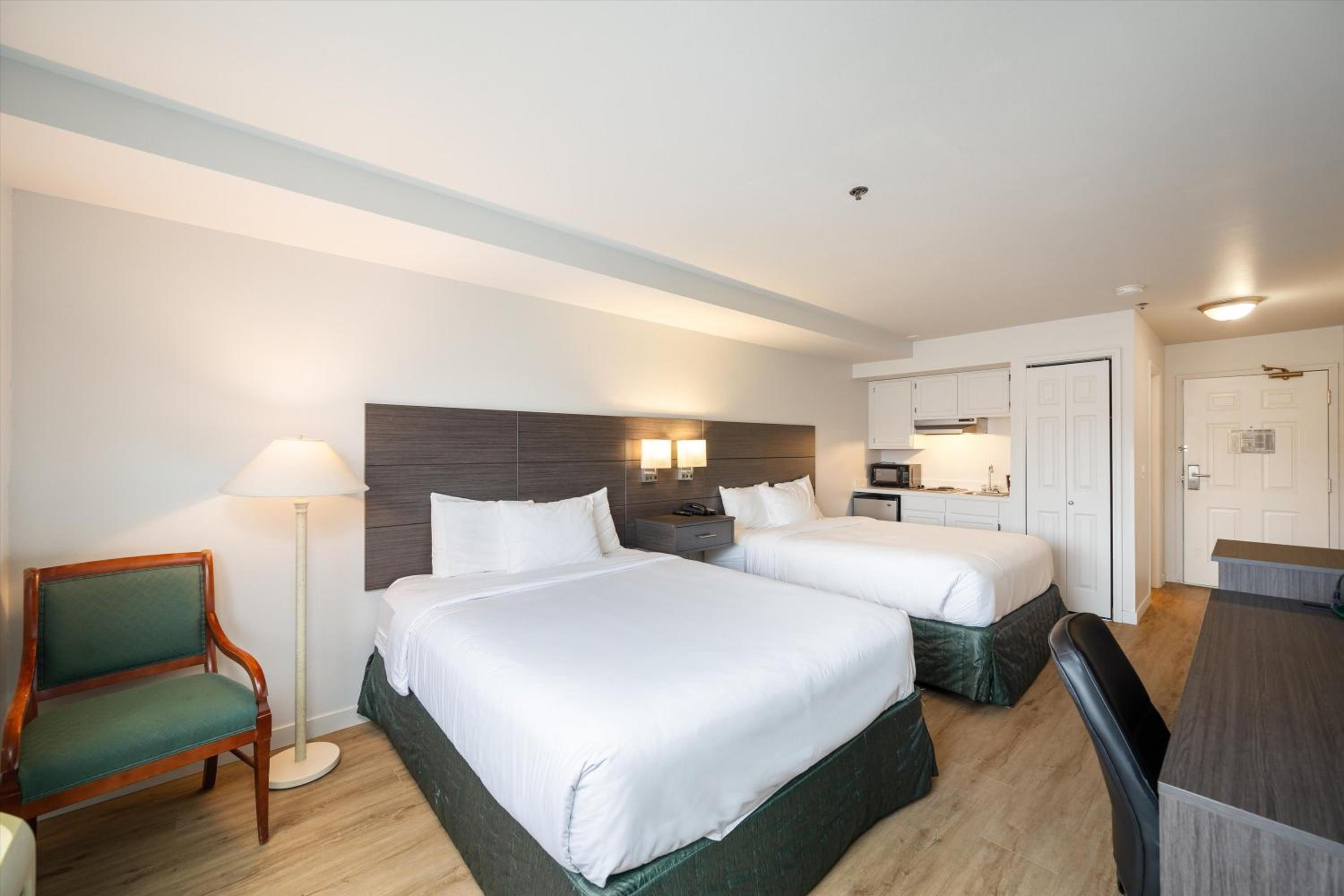 Studio with Two Queen Beds & Kitchenette  - Non-Smoking  - Photo 8