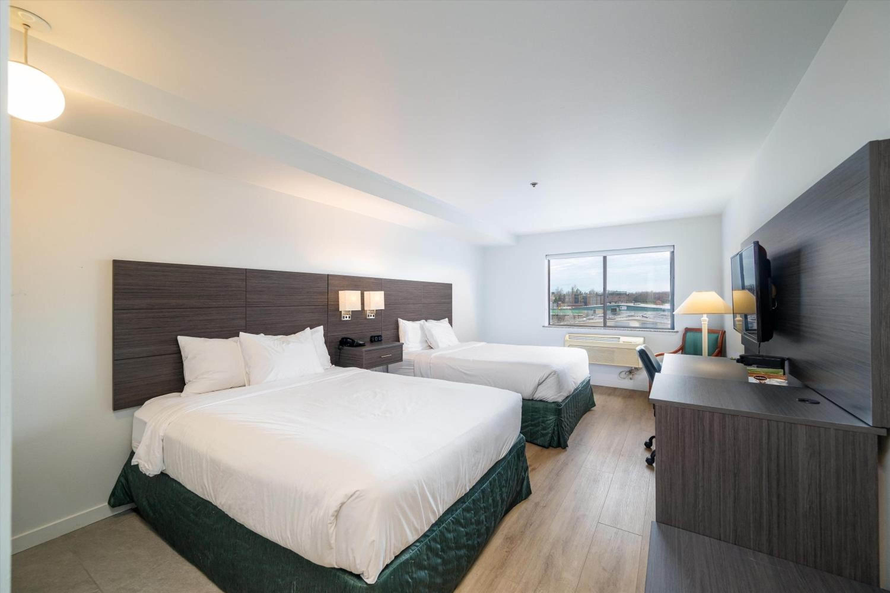 Queen Room with Two Queen Beds - Non-Smoking - Photo 9