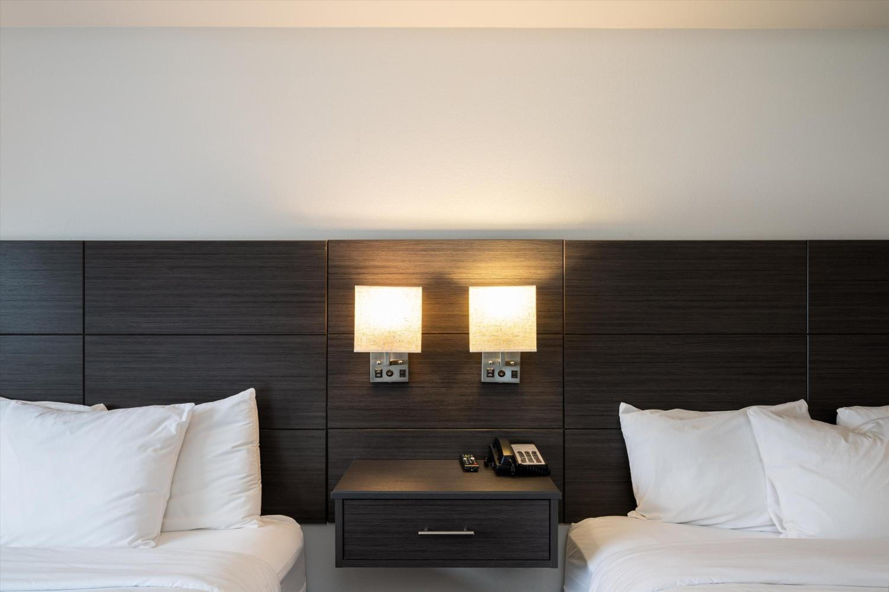 Queen Room with Two Queen Beds - Disability Access/Non-Smoking - Photo 7
