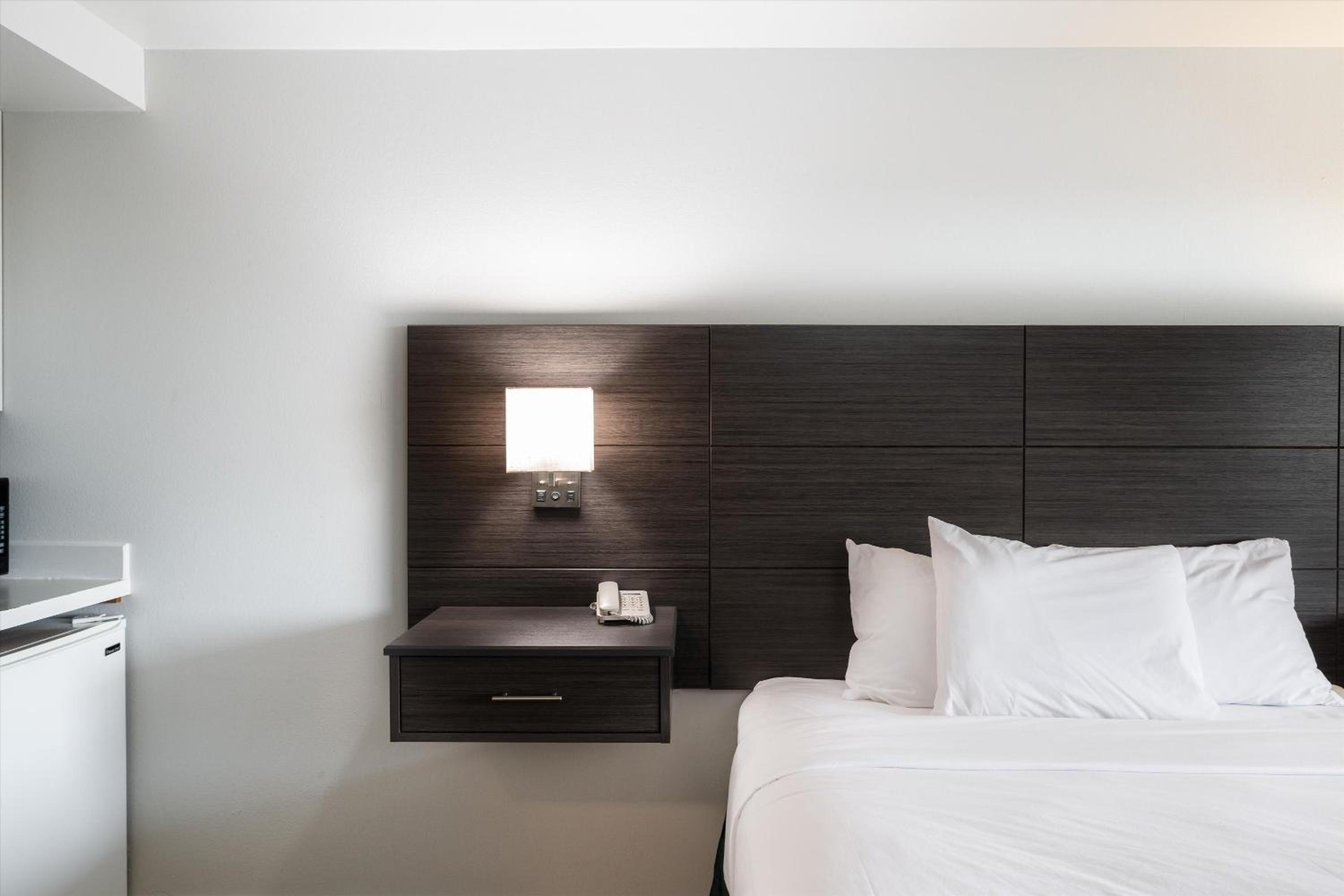 Studio with Two Queen Beds & Kitchenette  - Non-Smoking  - Photo 12