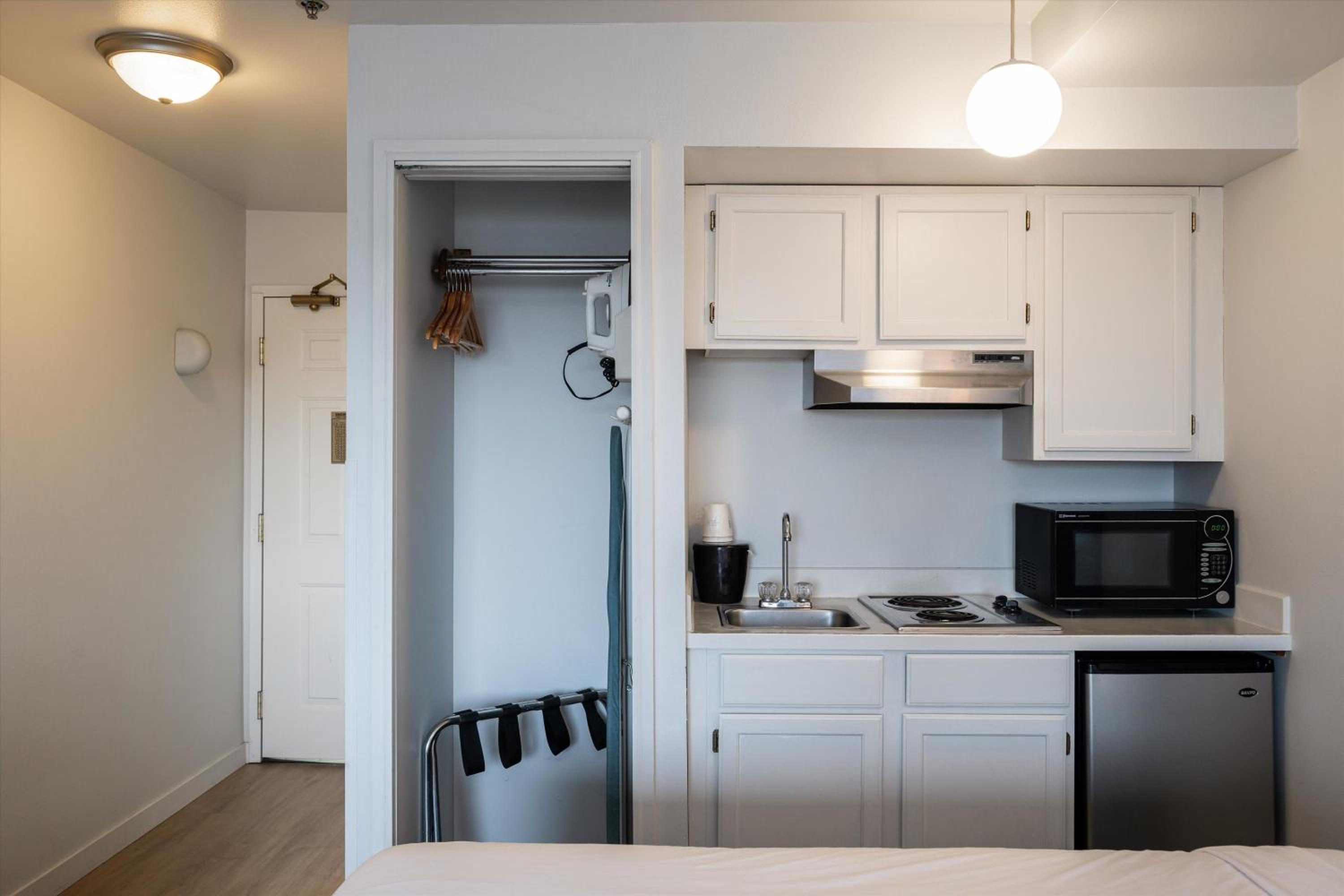 Queen Studio with Kitchenette - Non-Smoking - Photo 17