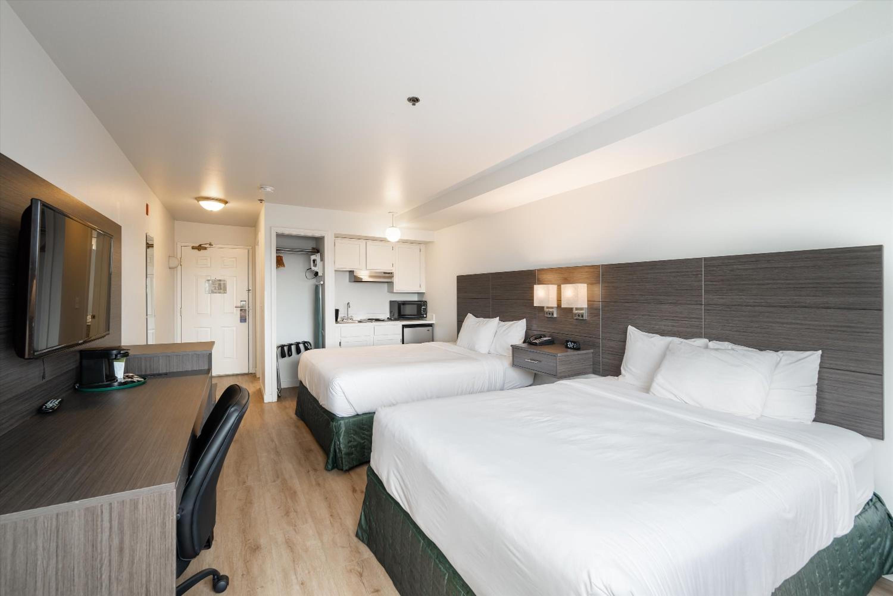 Studio with Two Queen Beds & Kitchenette  - Non-Smoking  - Photo 16