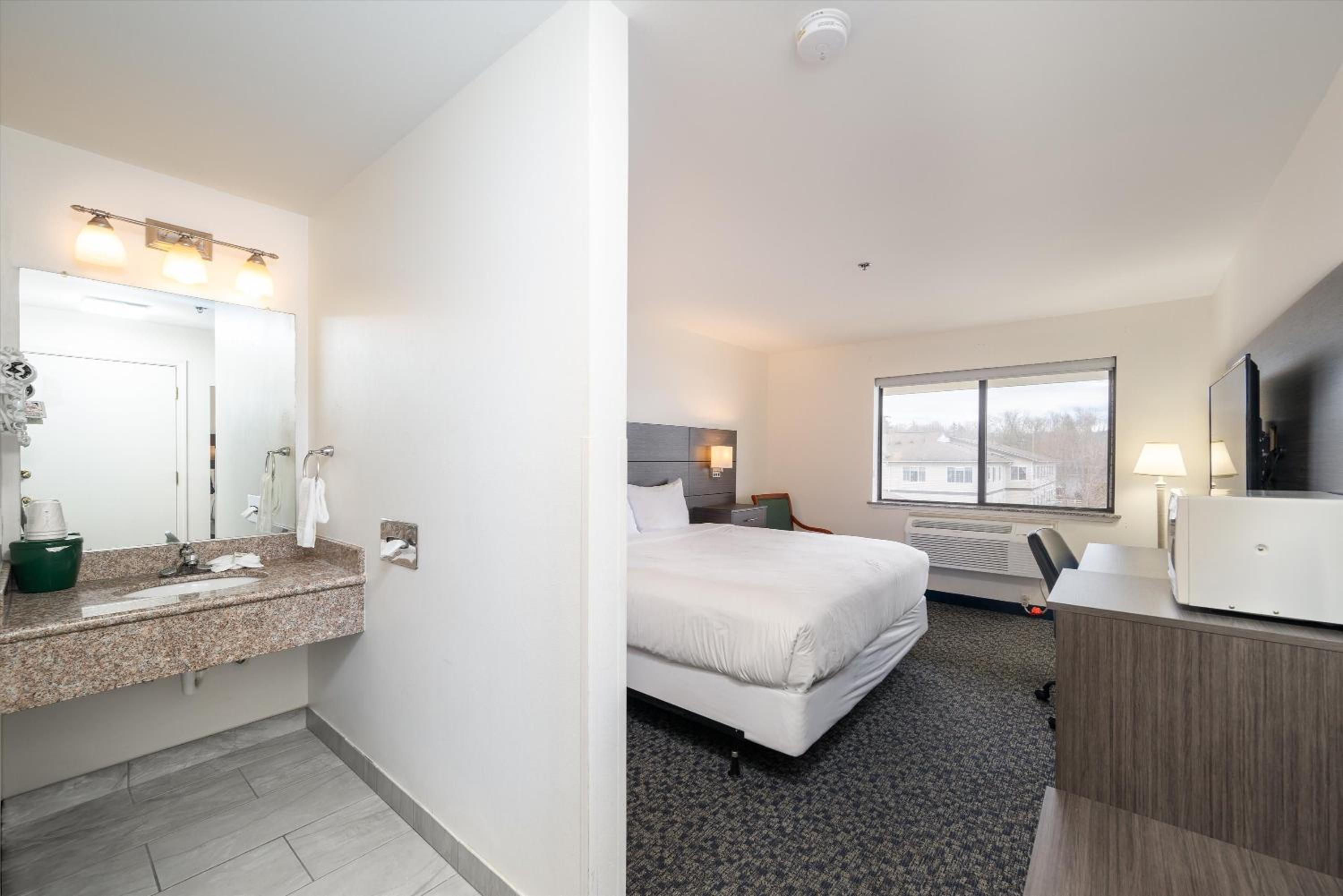King Studio Suite - Non-Smoking - Photo 2
