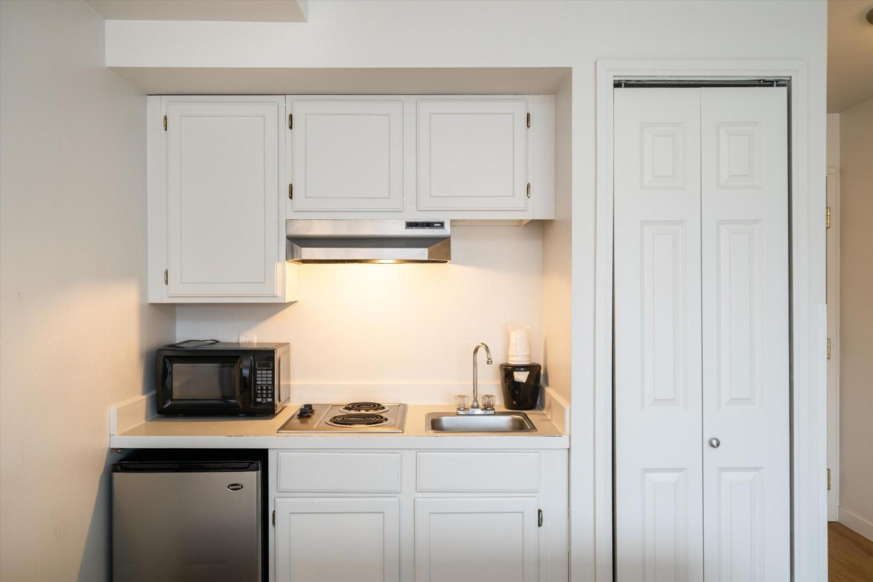 Queen Studio with Kitchenette - Non-Smoking - Photo 11