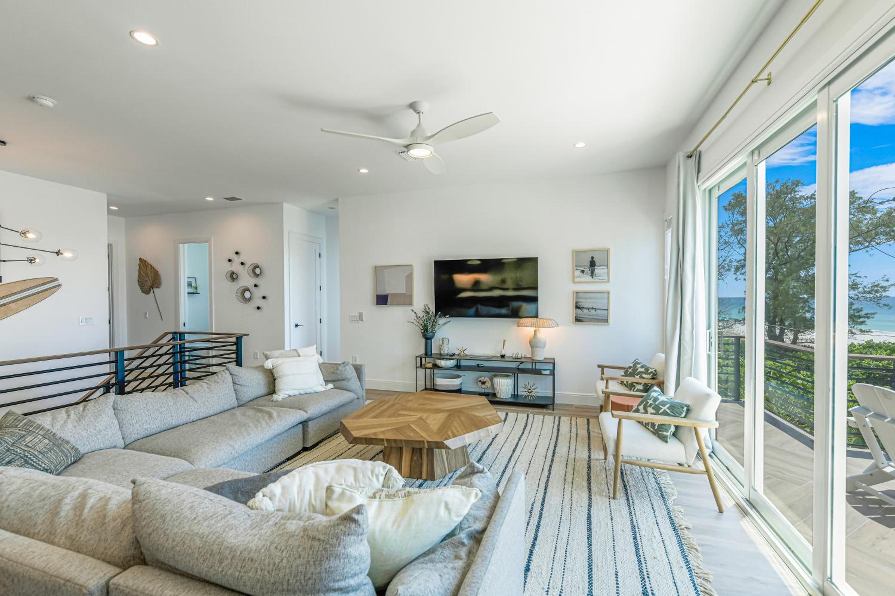 Eight-Bedroom House photo 1