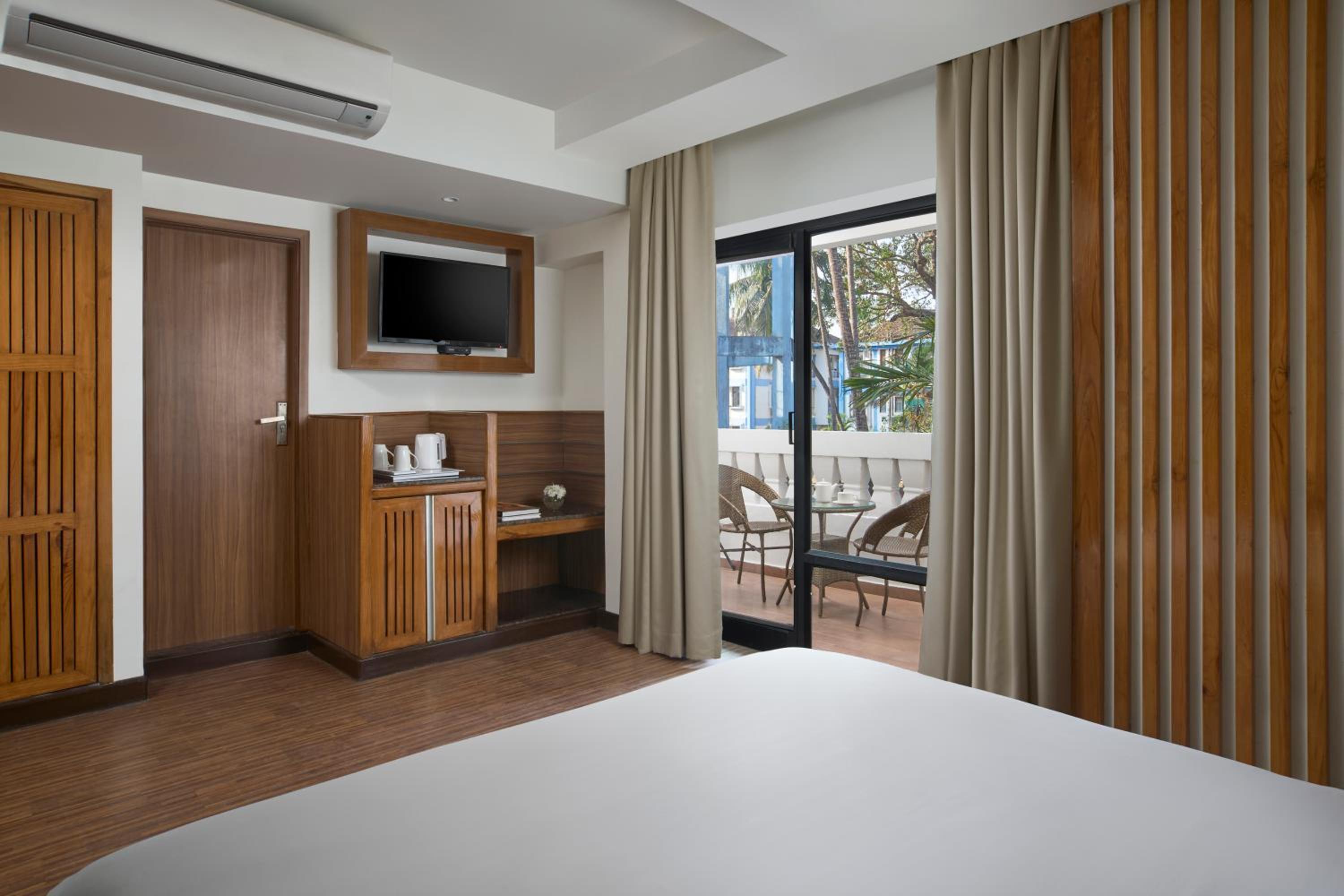 Standard Queen Room with Balcony - 10% Discount on Food & Beverages and Laundry - Welcome Drink on Arrival - Photo 3