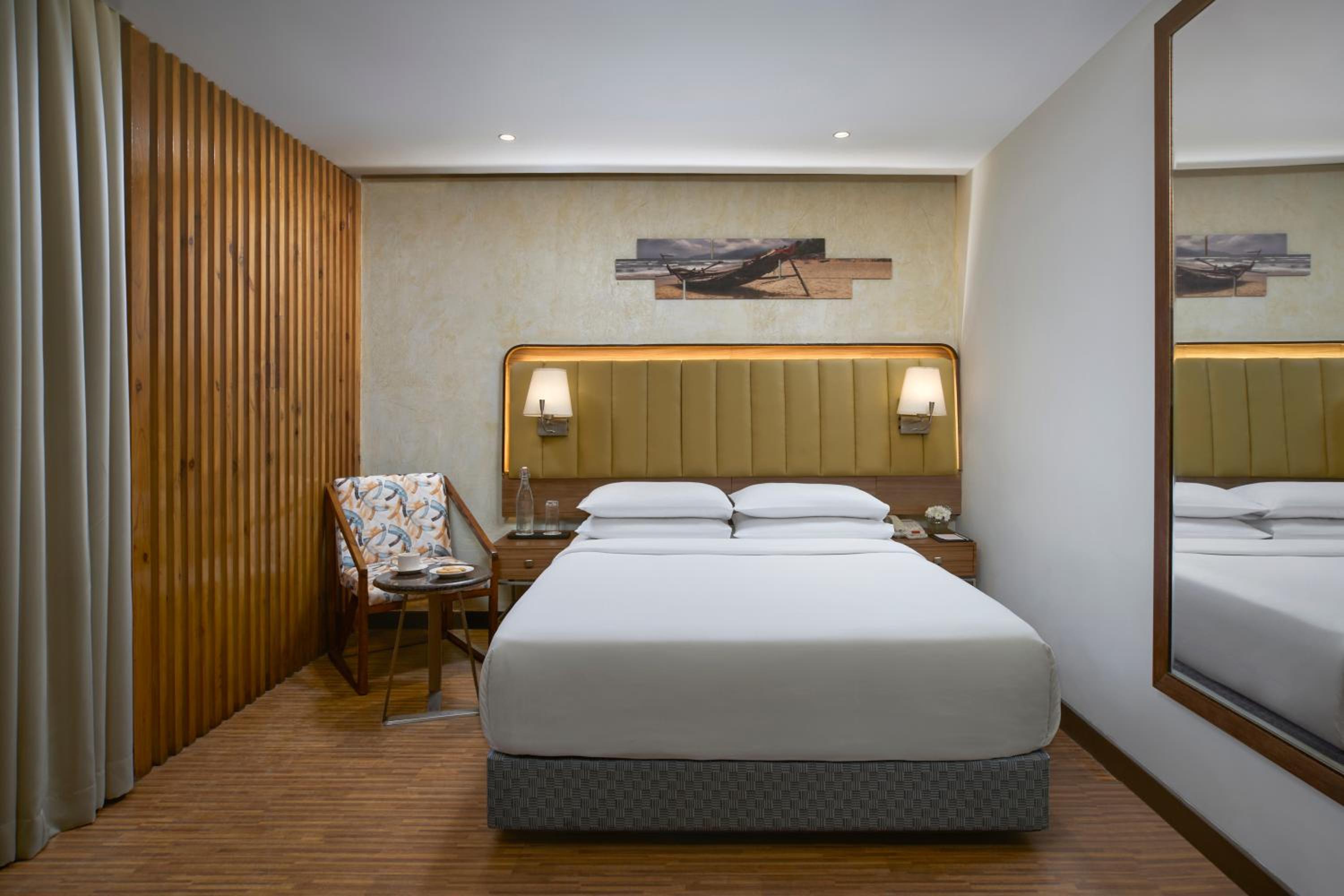 Standard Queen Room with Balcony - 10% Discount on Food & Beverages and Laundry - Welcome Drink on Arrival - Photo 4