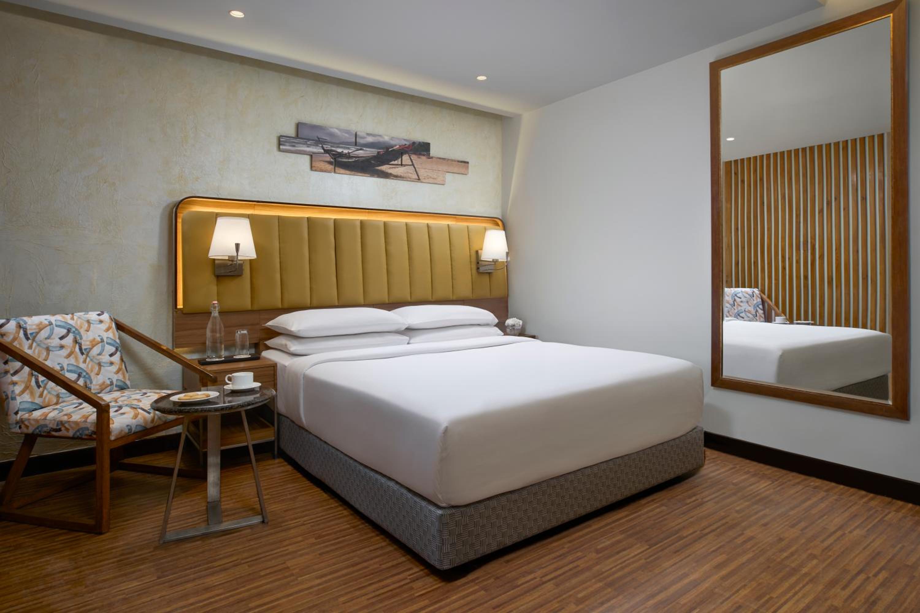 Standard Queen Room with Balcony - 10% Discount on Food & Beverages and Laundry - Welcome Drink on Arrival - Photo 1