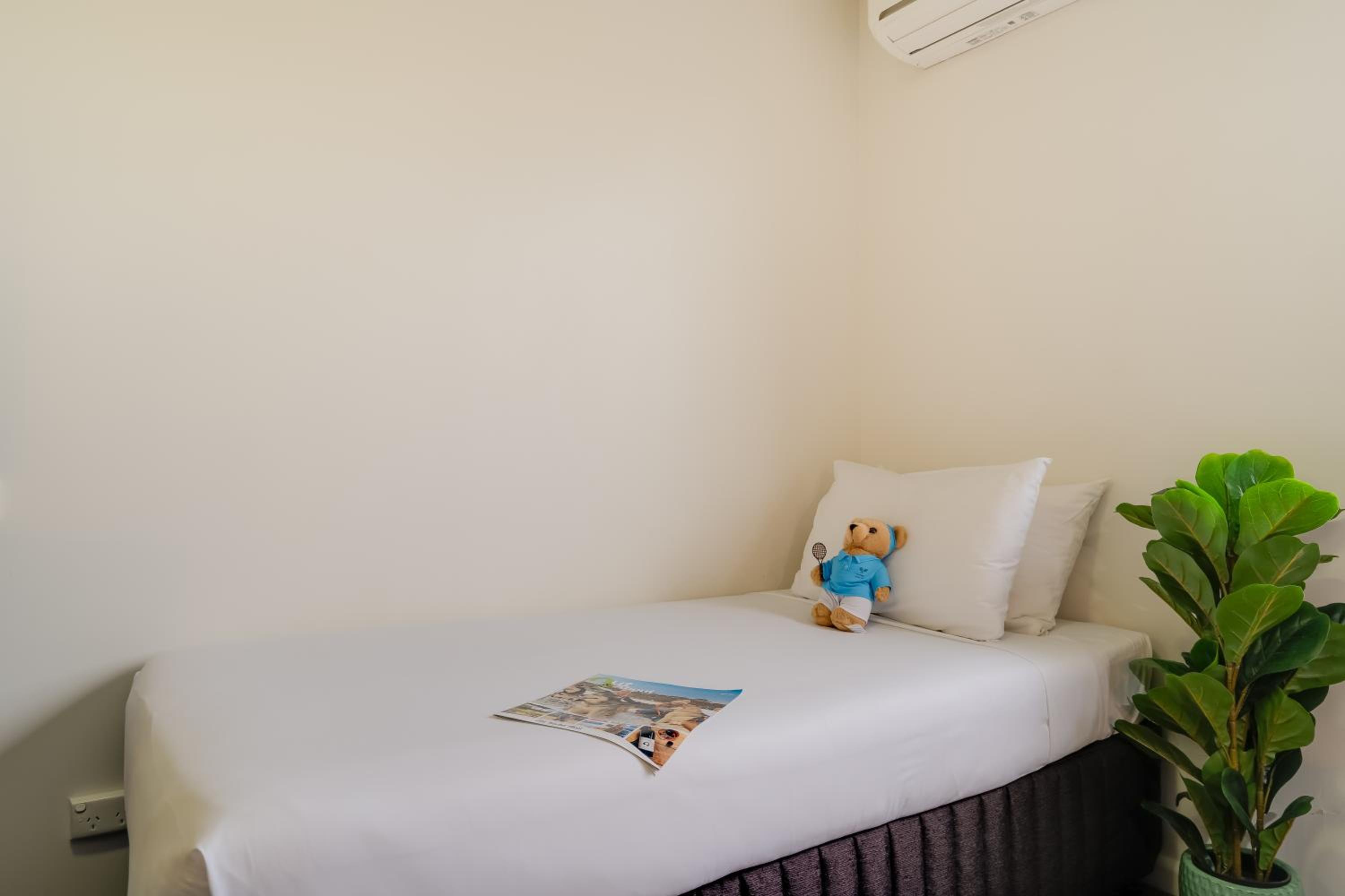 Superior Room with Queen and Twin Beds - Photo 7