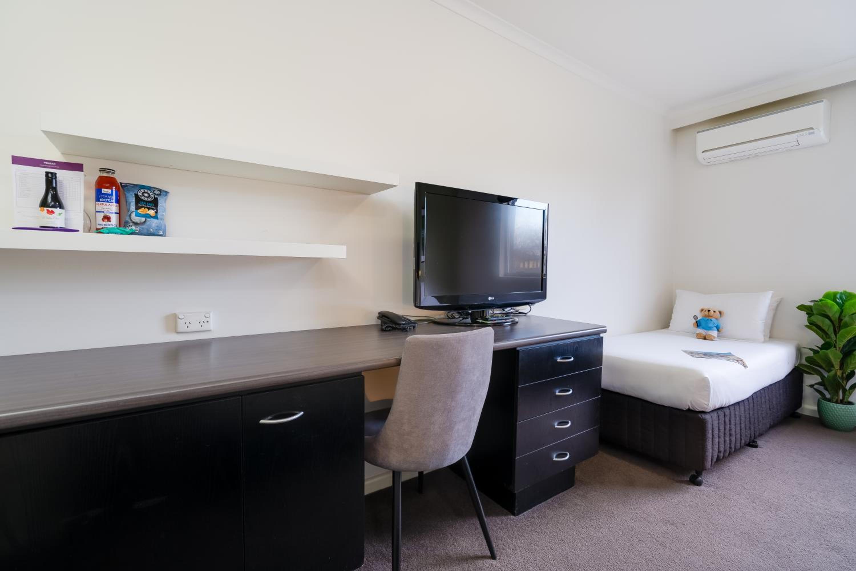 Superior Room with Queen and Twin Beds - Photo 11