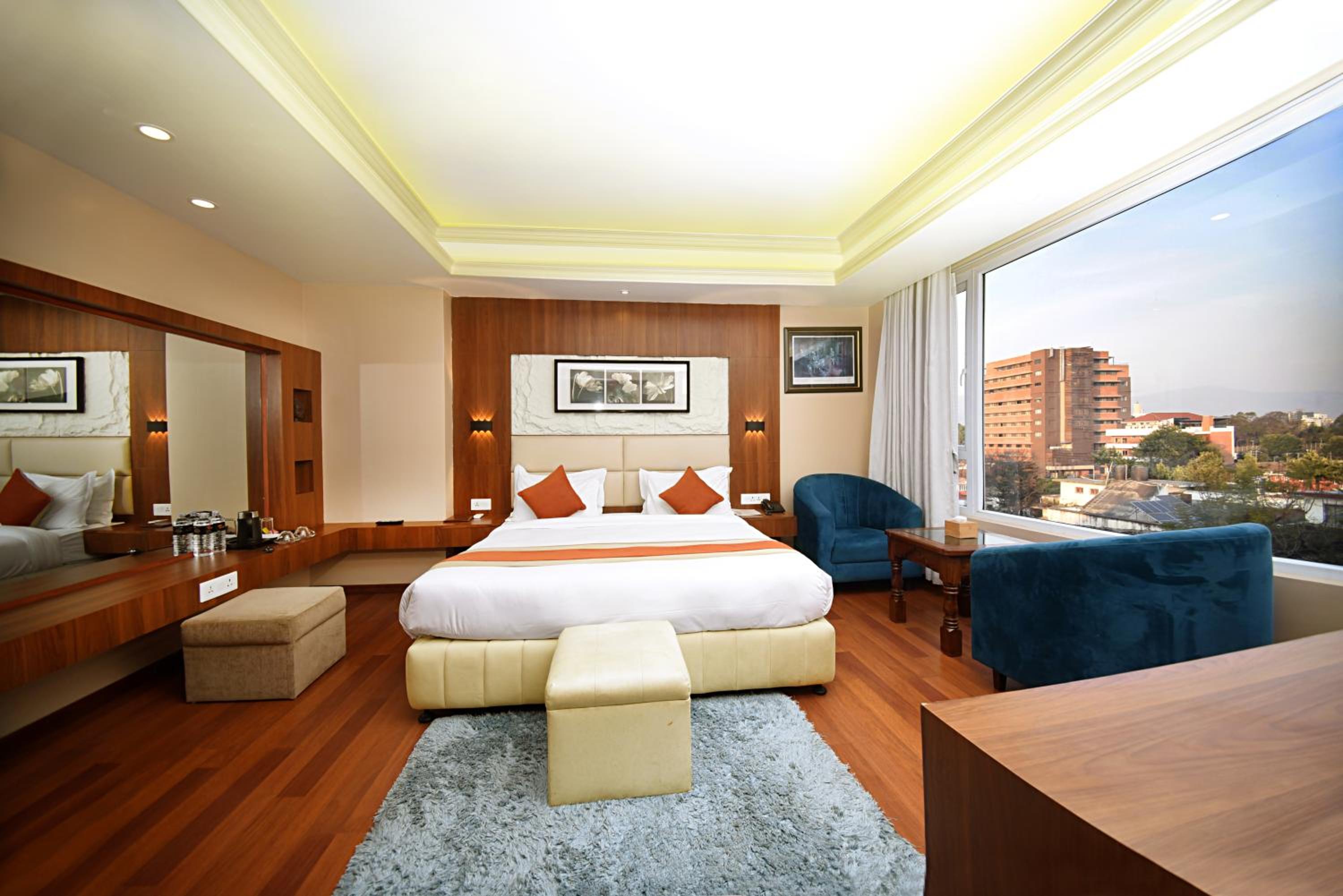 Deluxe Suite with City View photo 2