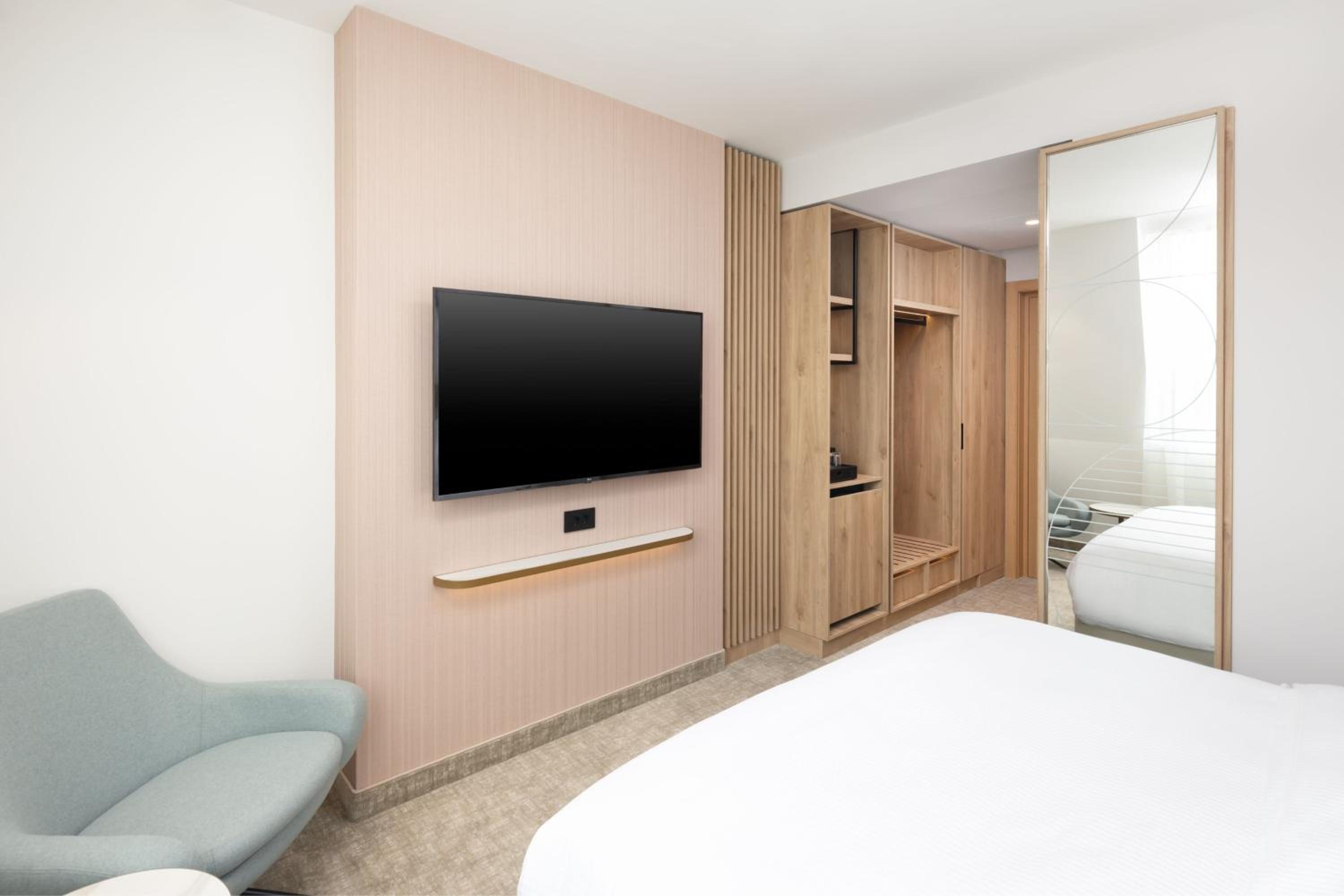 Standard Queen Room with City View photo 3