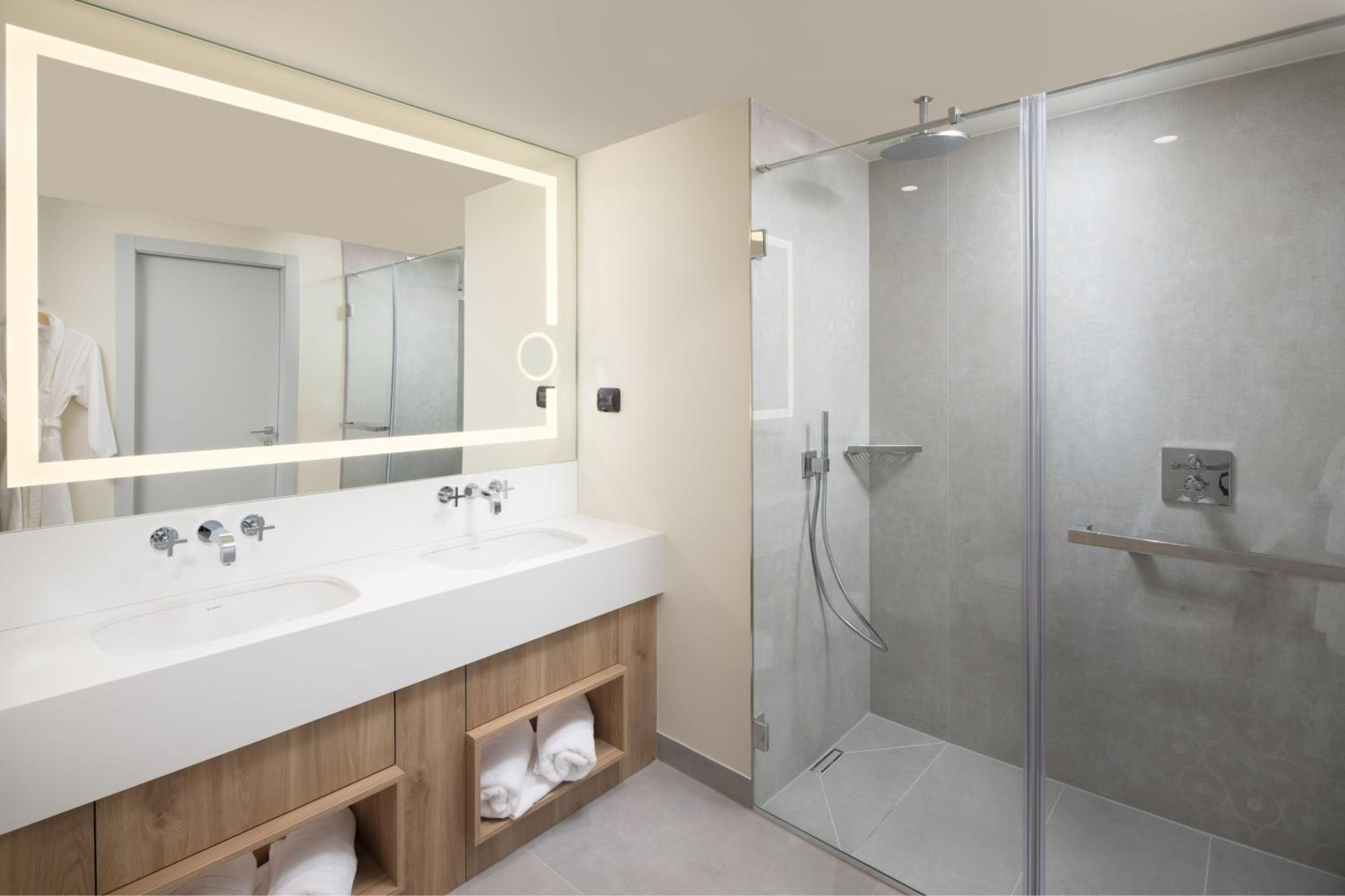 Deluxe King Suite with City View photo 2