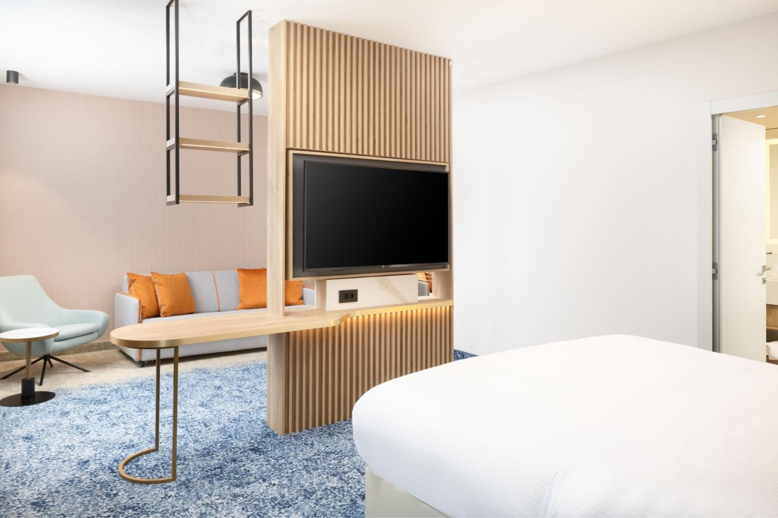 Deluxe King Suite with City View photo 3