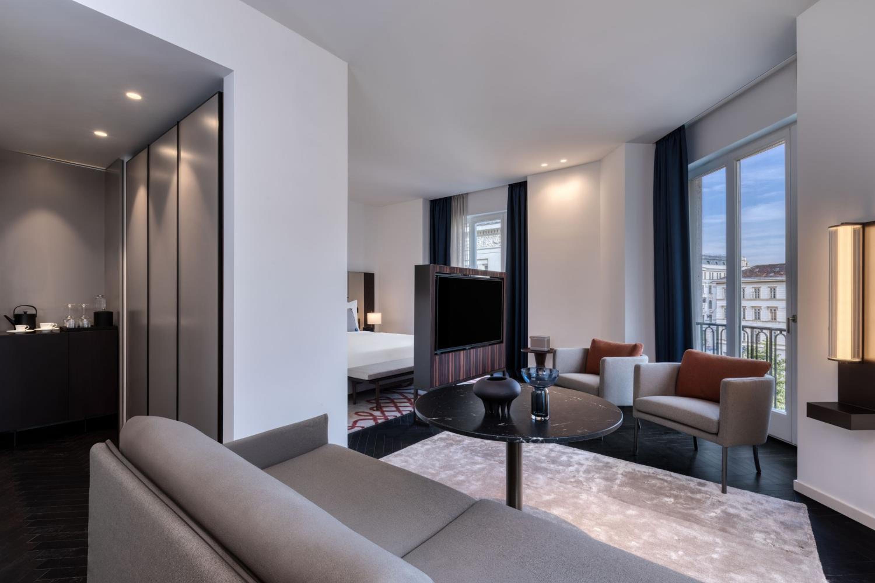 One-Bedroom Contemporary King Studio Suite  - Photo 2