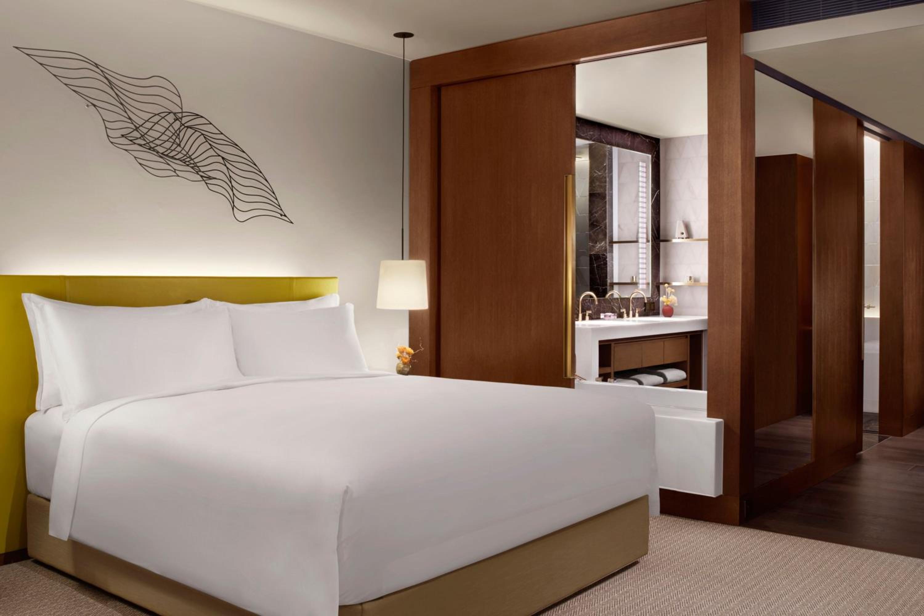 Deluxe, City View, 1 King Bed - Photo 2