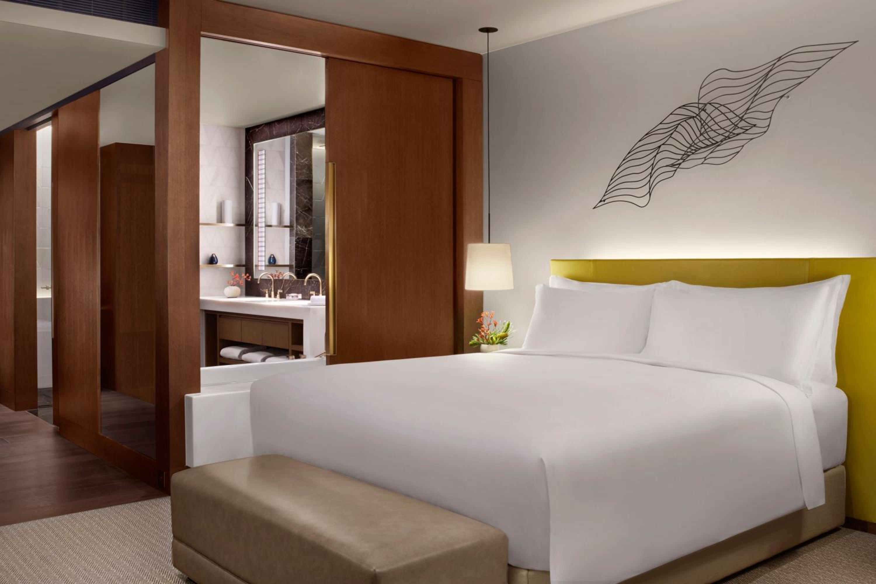 Executive Suite, Bay & City View, 1 Bedroom, 1 King Bed, Half-Board, Club Access - Photo 6