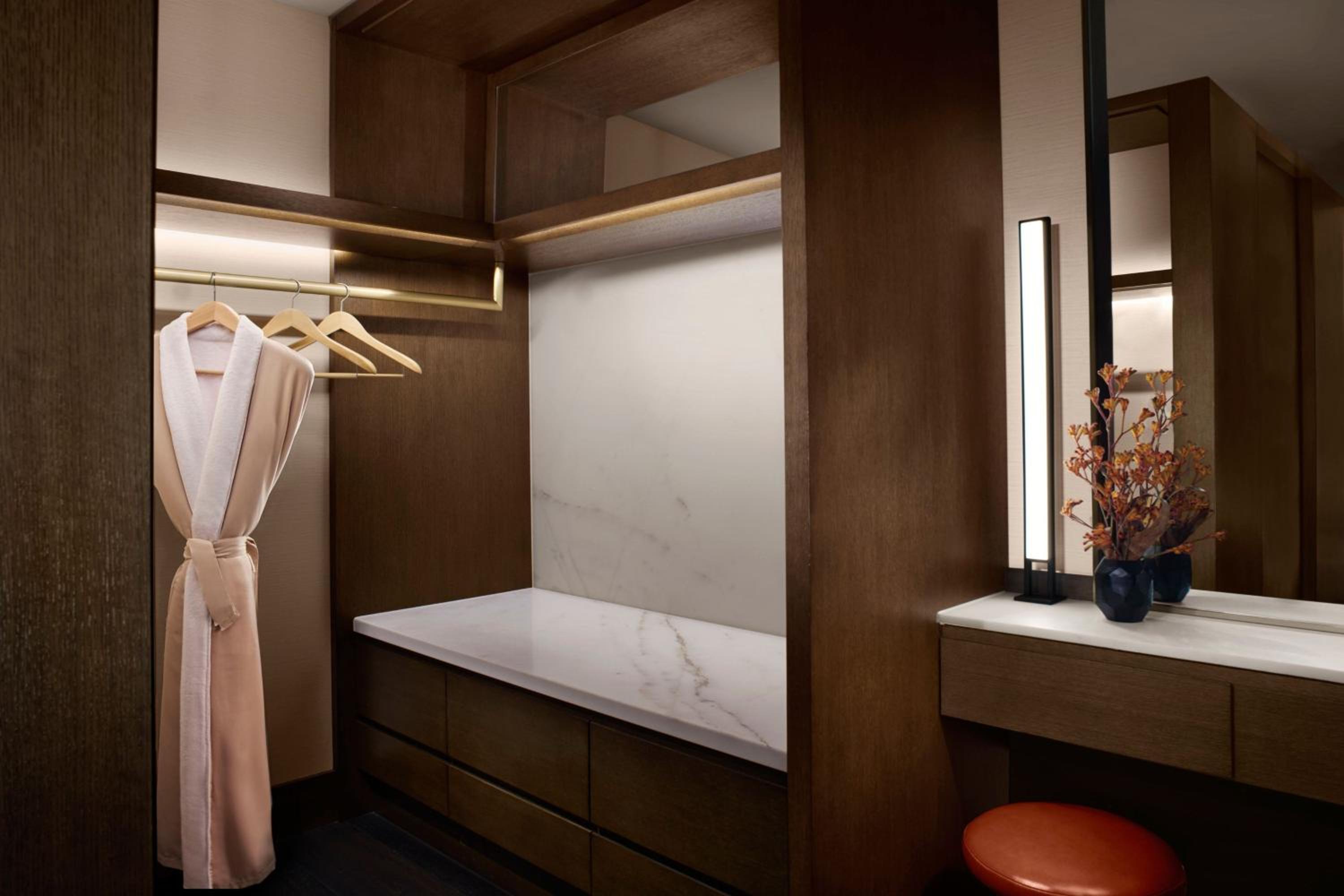 Executive Suite, Bay & City View, 1 Bedroom, 1 King Bed, Half-Board, Club Access - Photo 4