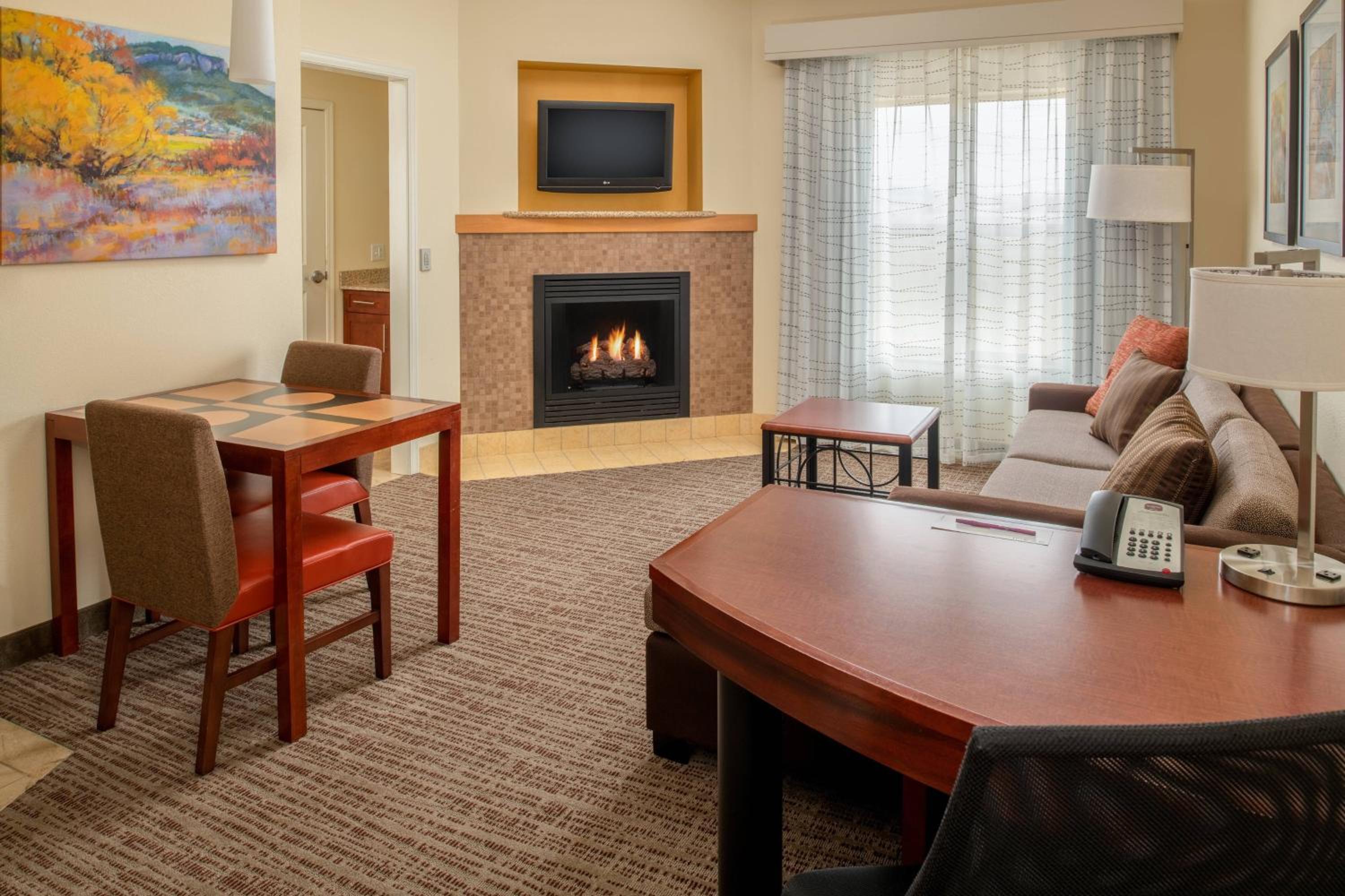 One-Bedroom King Suite with Fireplace - Photo 2