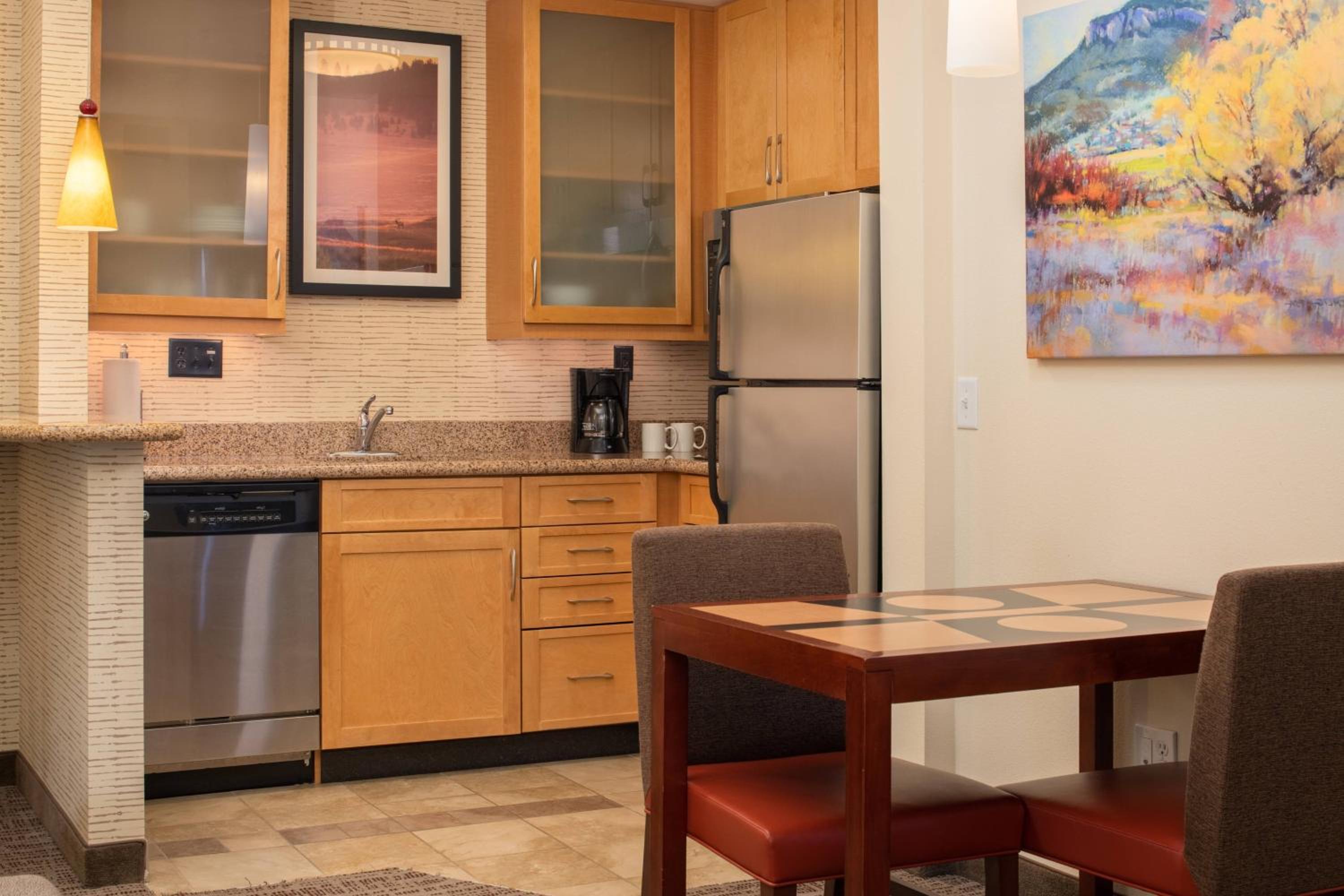 One-Bedroom King Suite with Fireplace - Photo 4