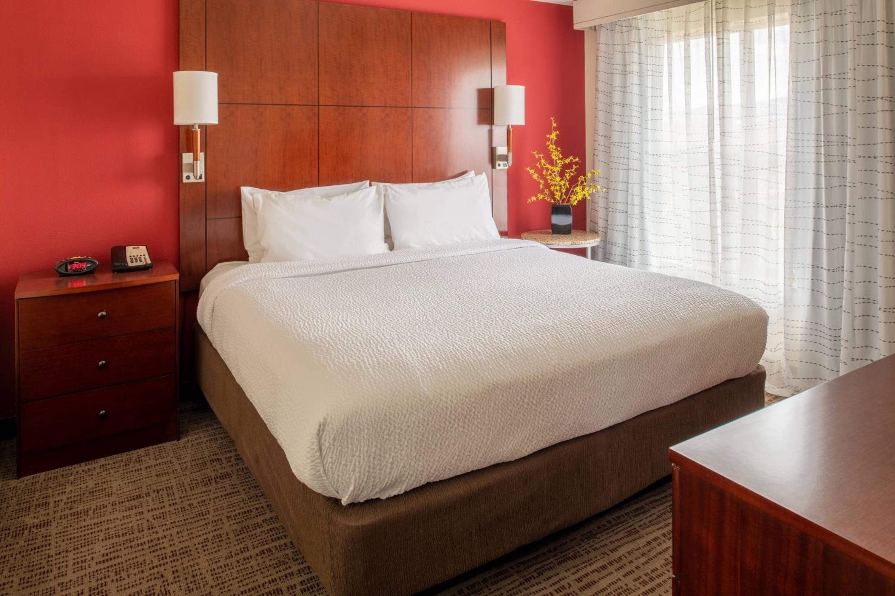 One-Bedroom King Suite with Fireplace - Photo 6