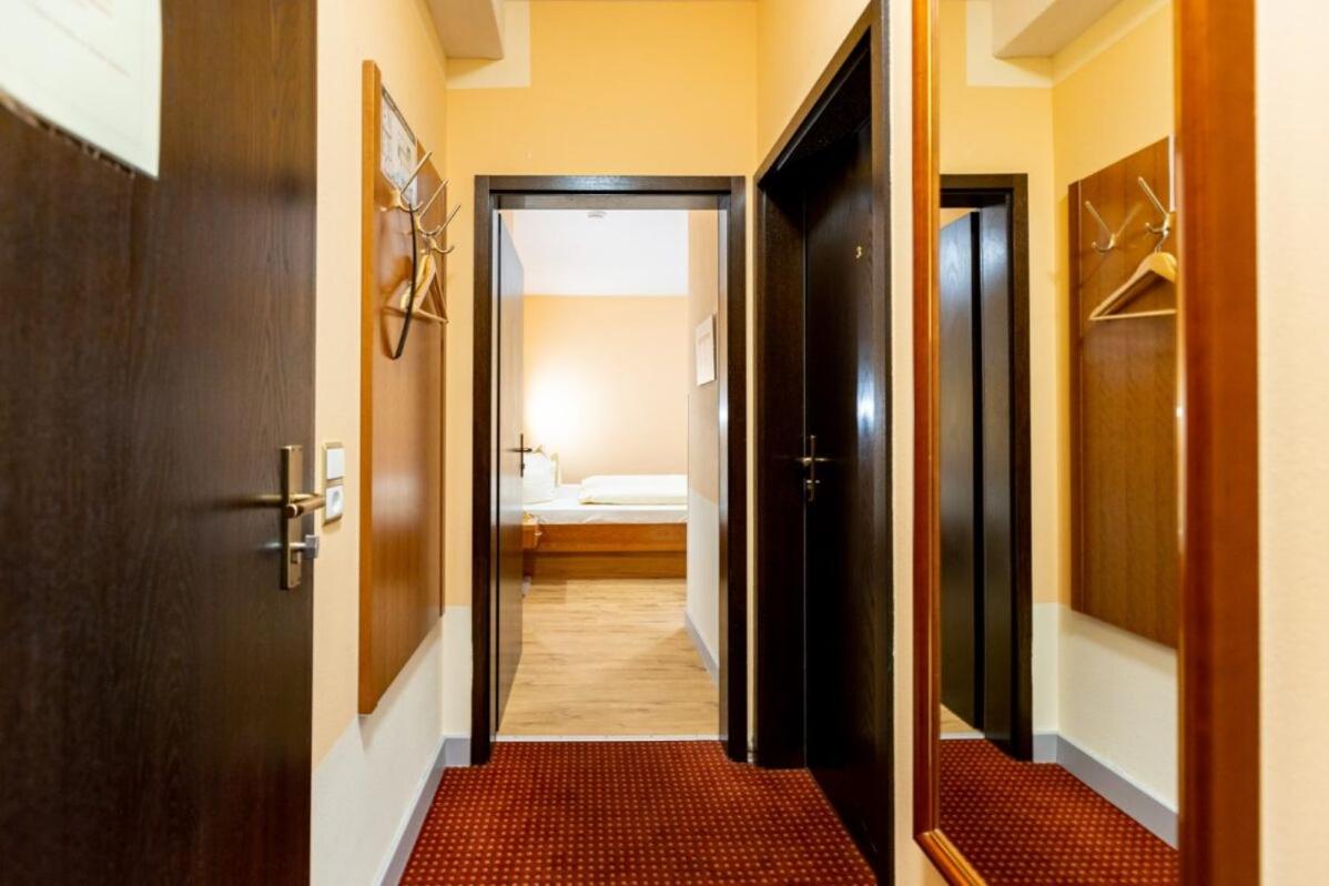 Suite - Photo 1