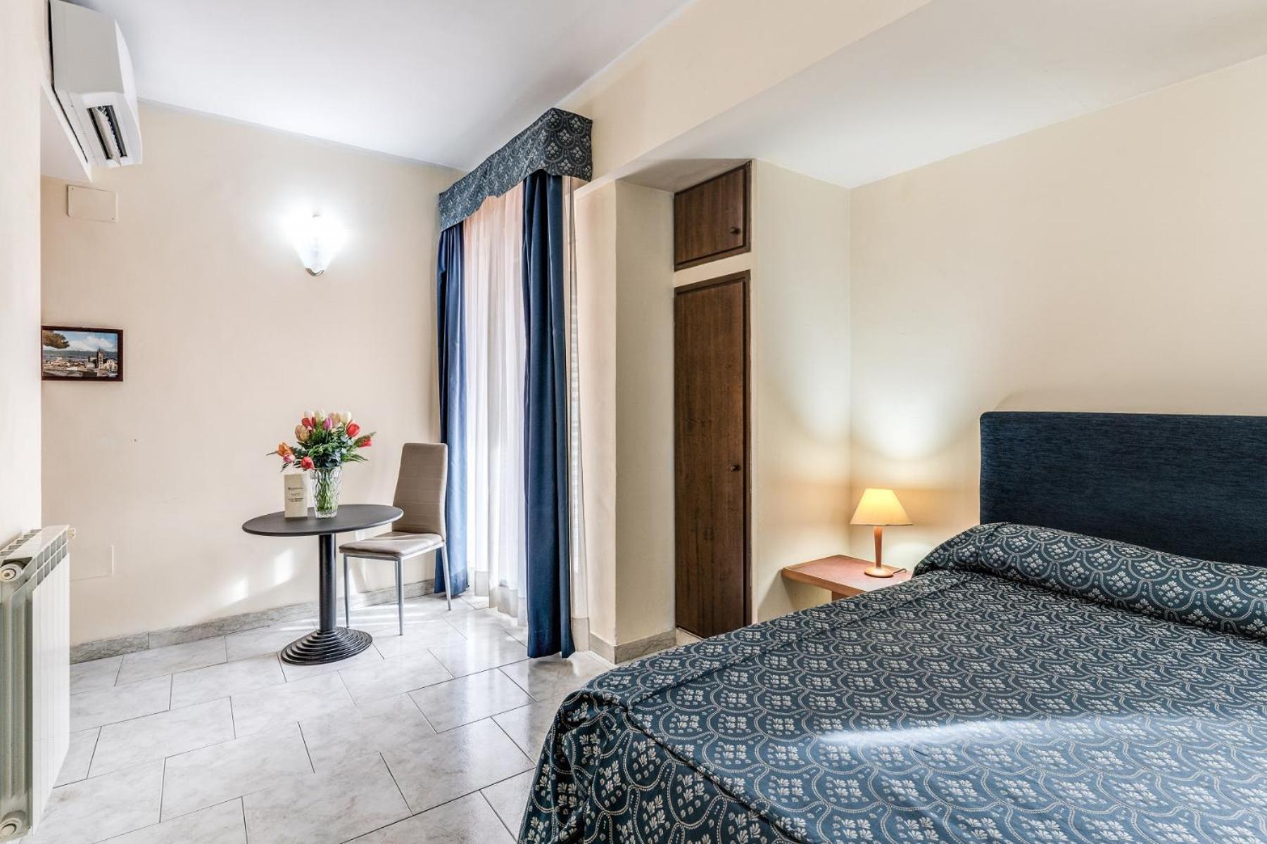 Standard Double Room - Photo 4