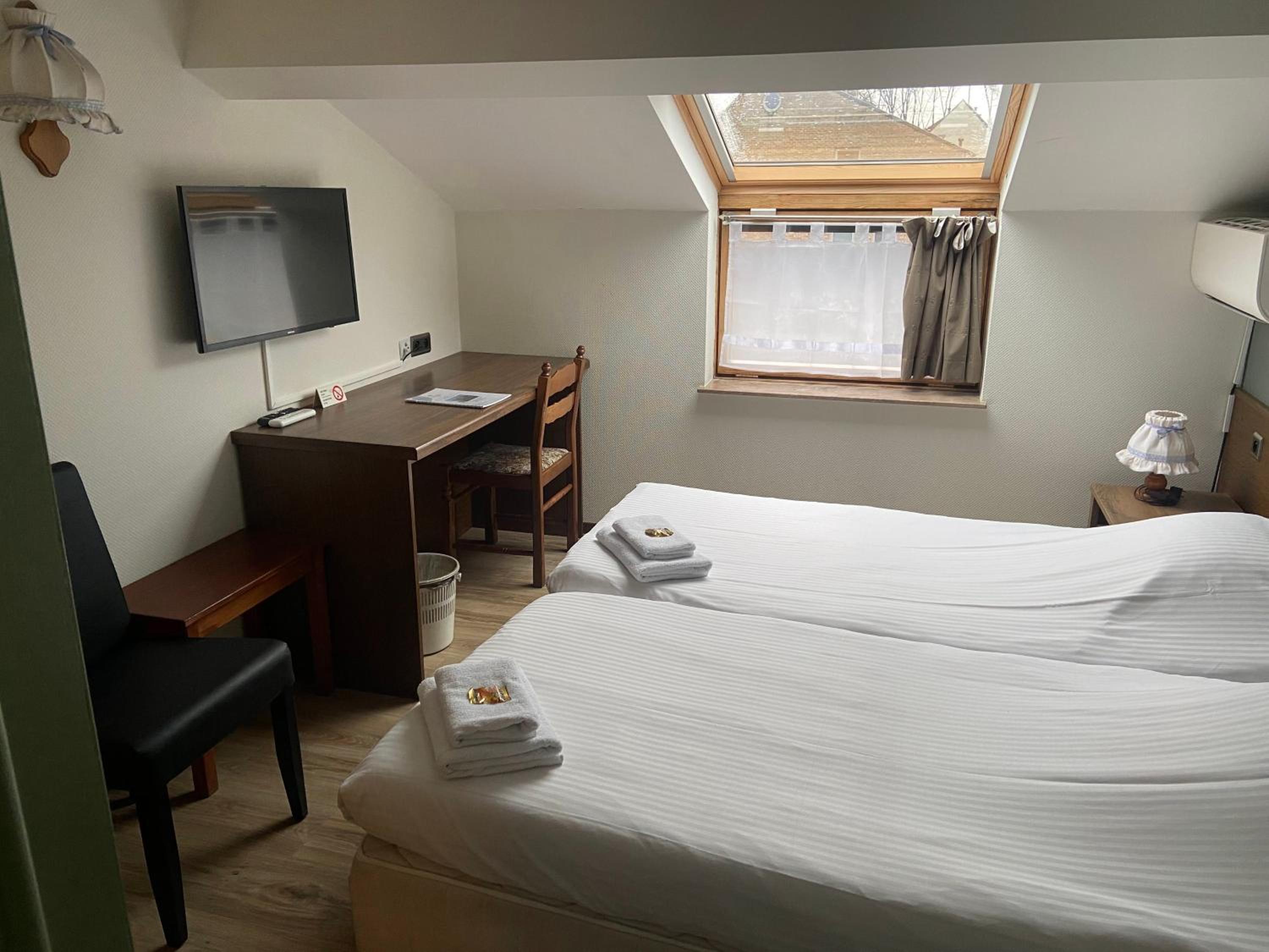 Budget Twin Room - Photo 2
