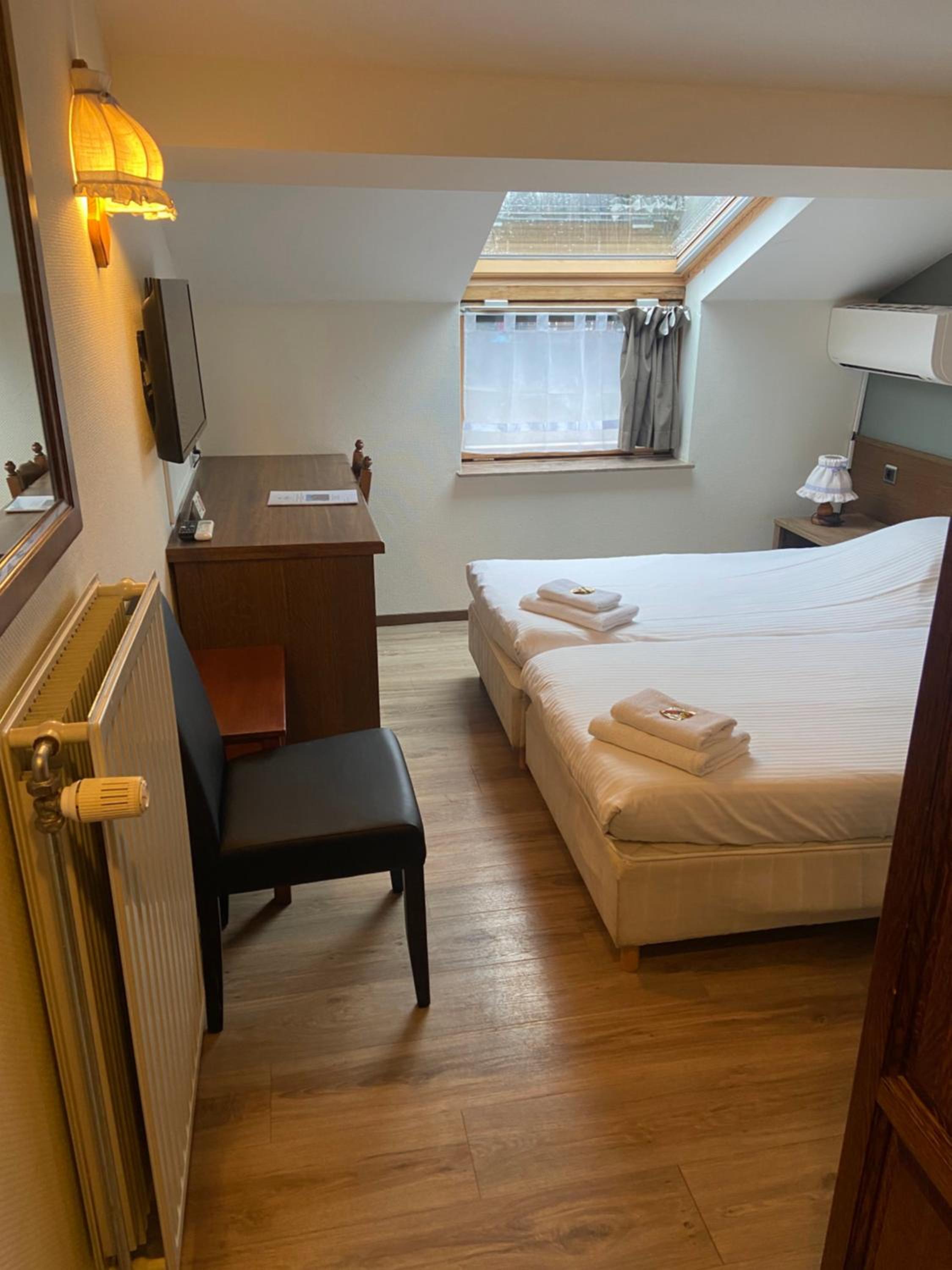 Budget Twin Room - Photo 3