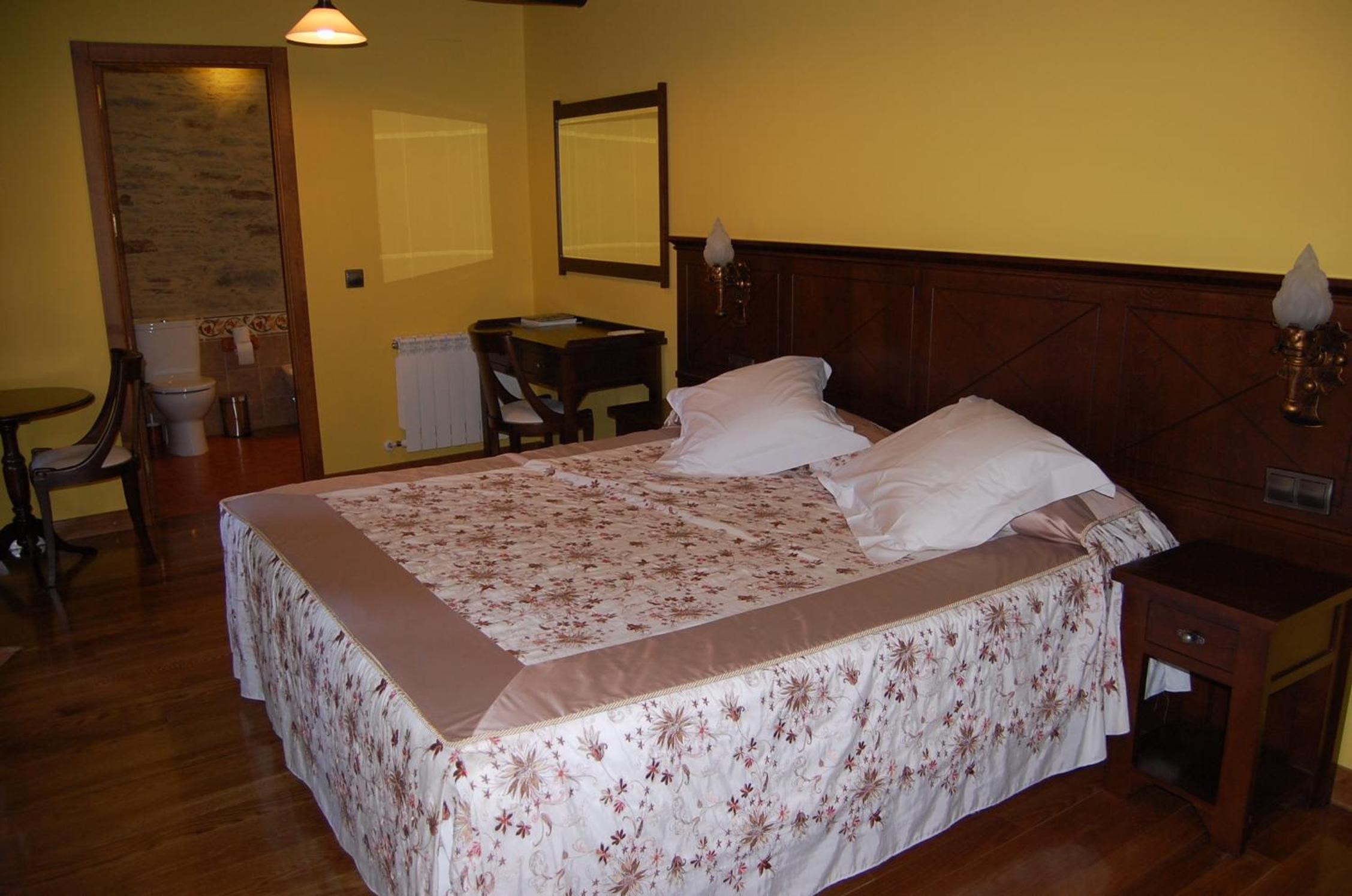 Double Room with Spa Bath photo 3