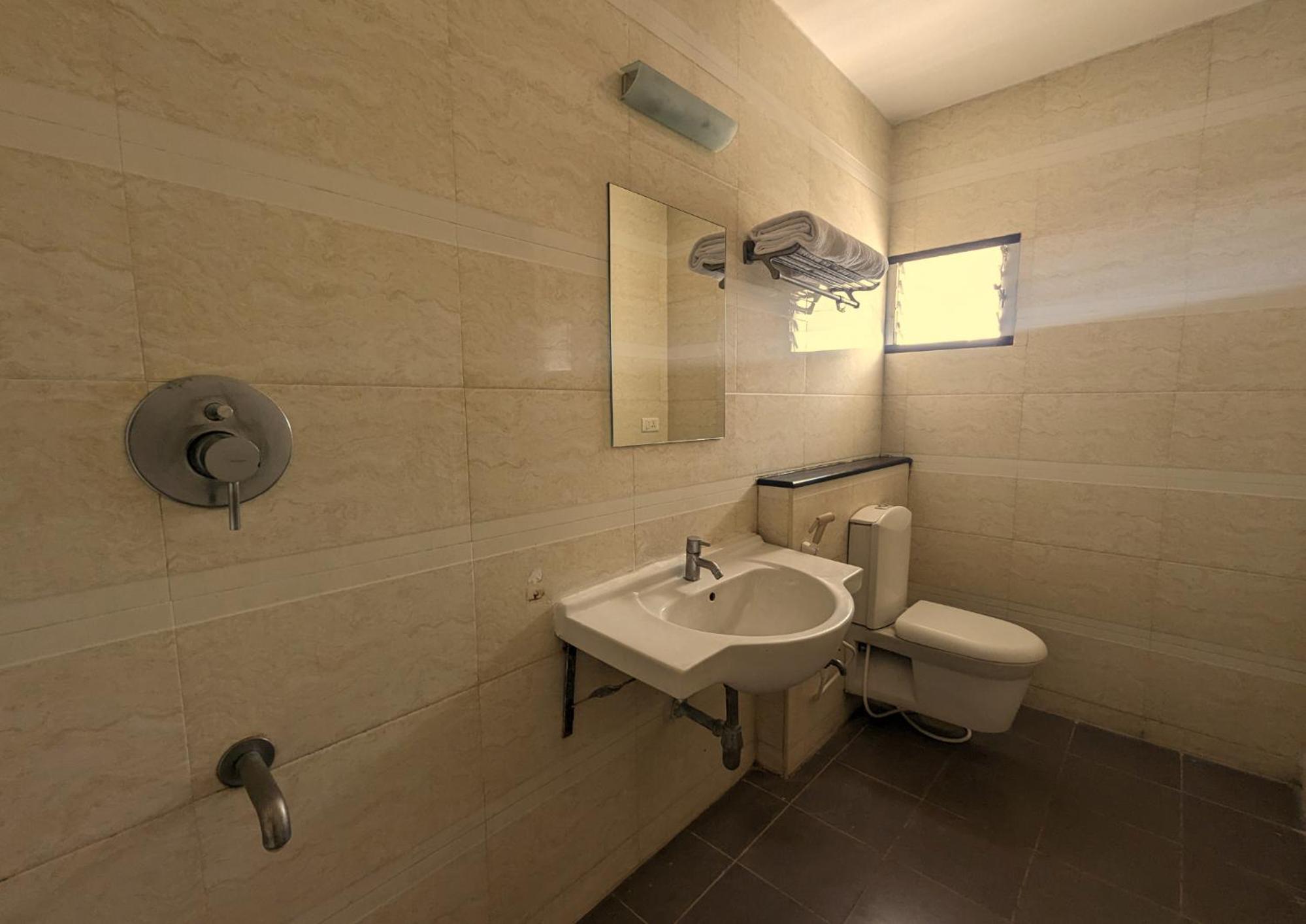Standard Double Room - Photo 10