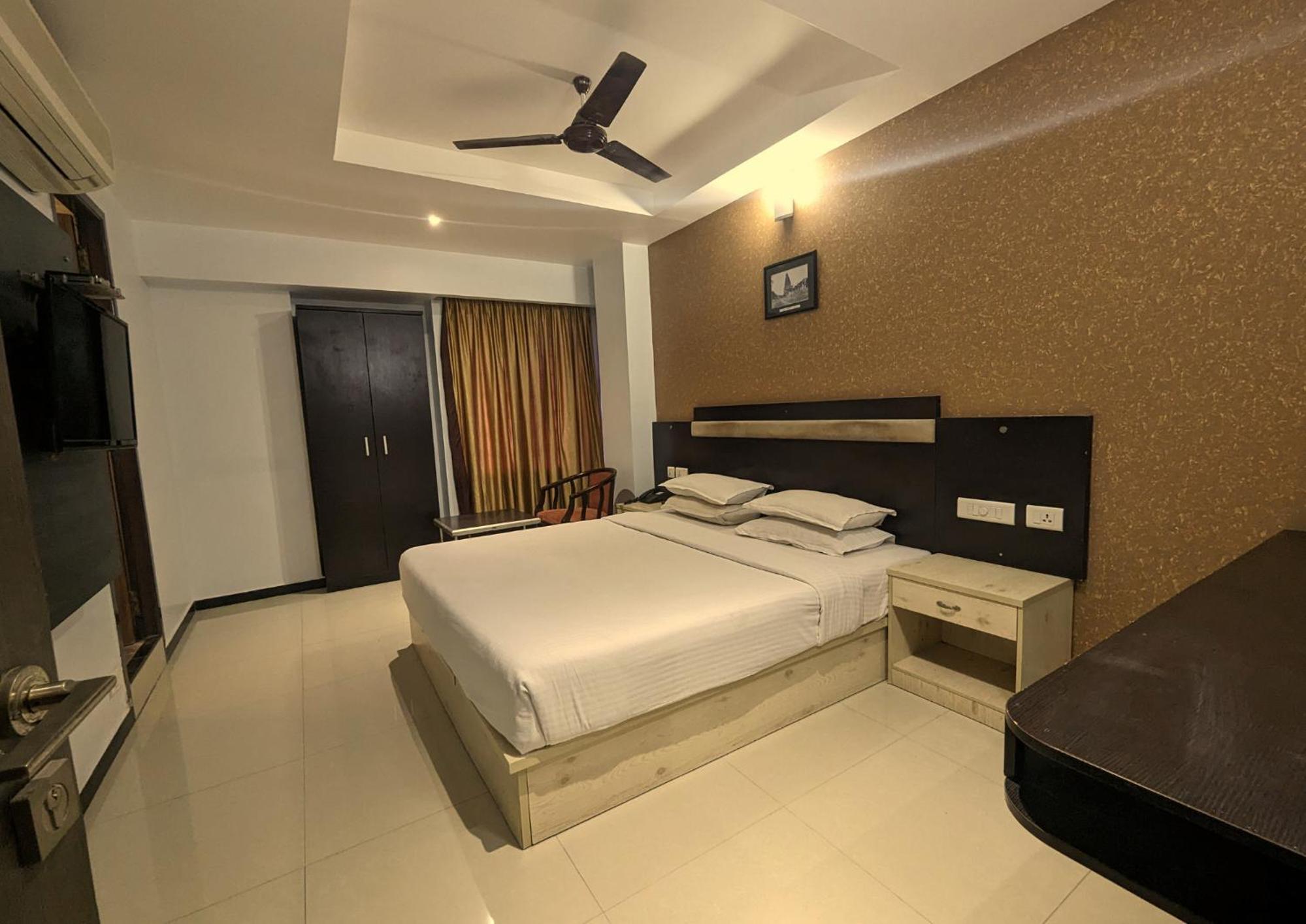 Deluxe Double Room - Photo 13