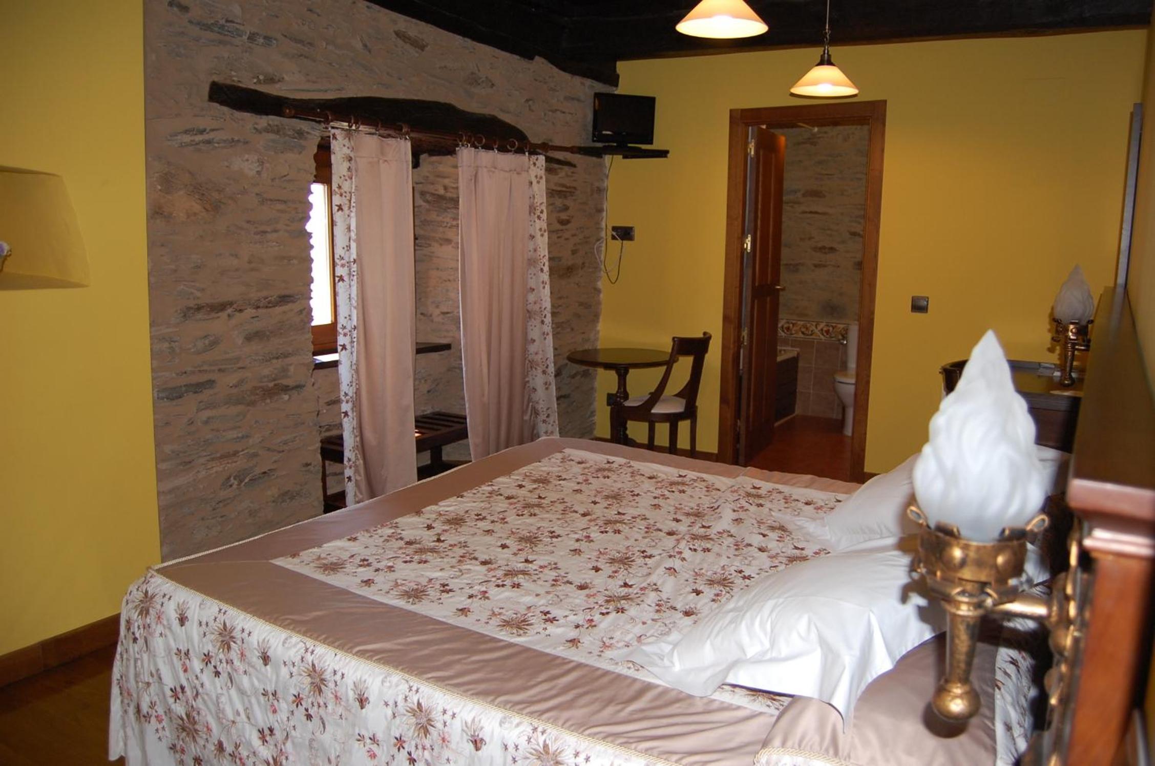 Double Room with Spa Bath photo 2