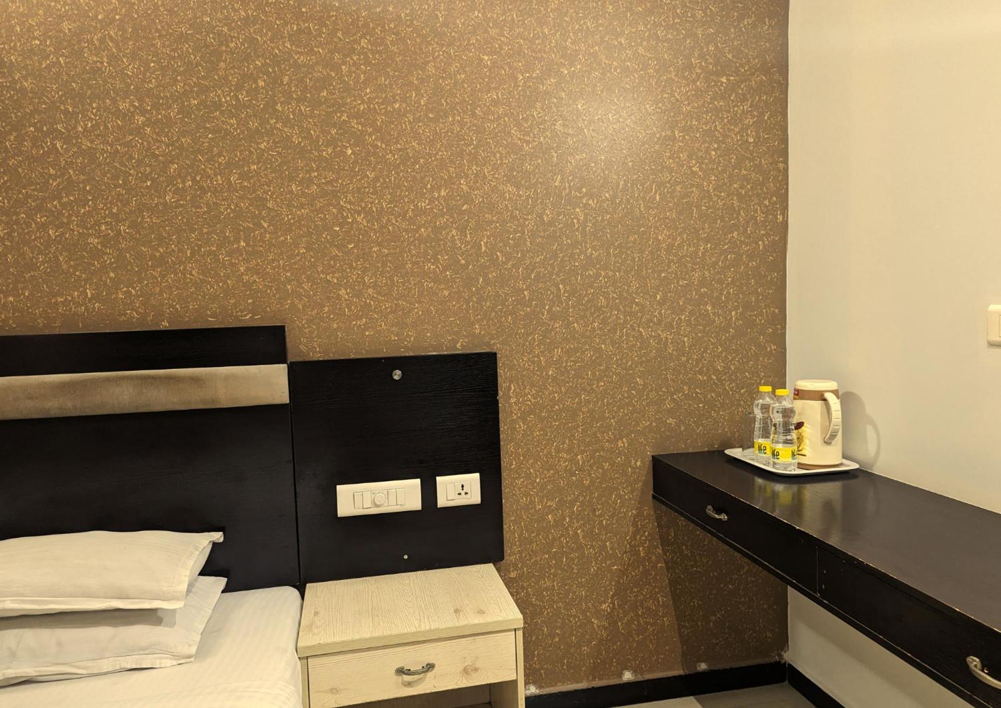 Standard Double Room - Photo 8