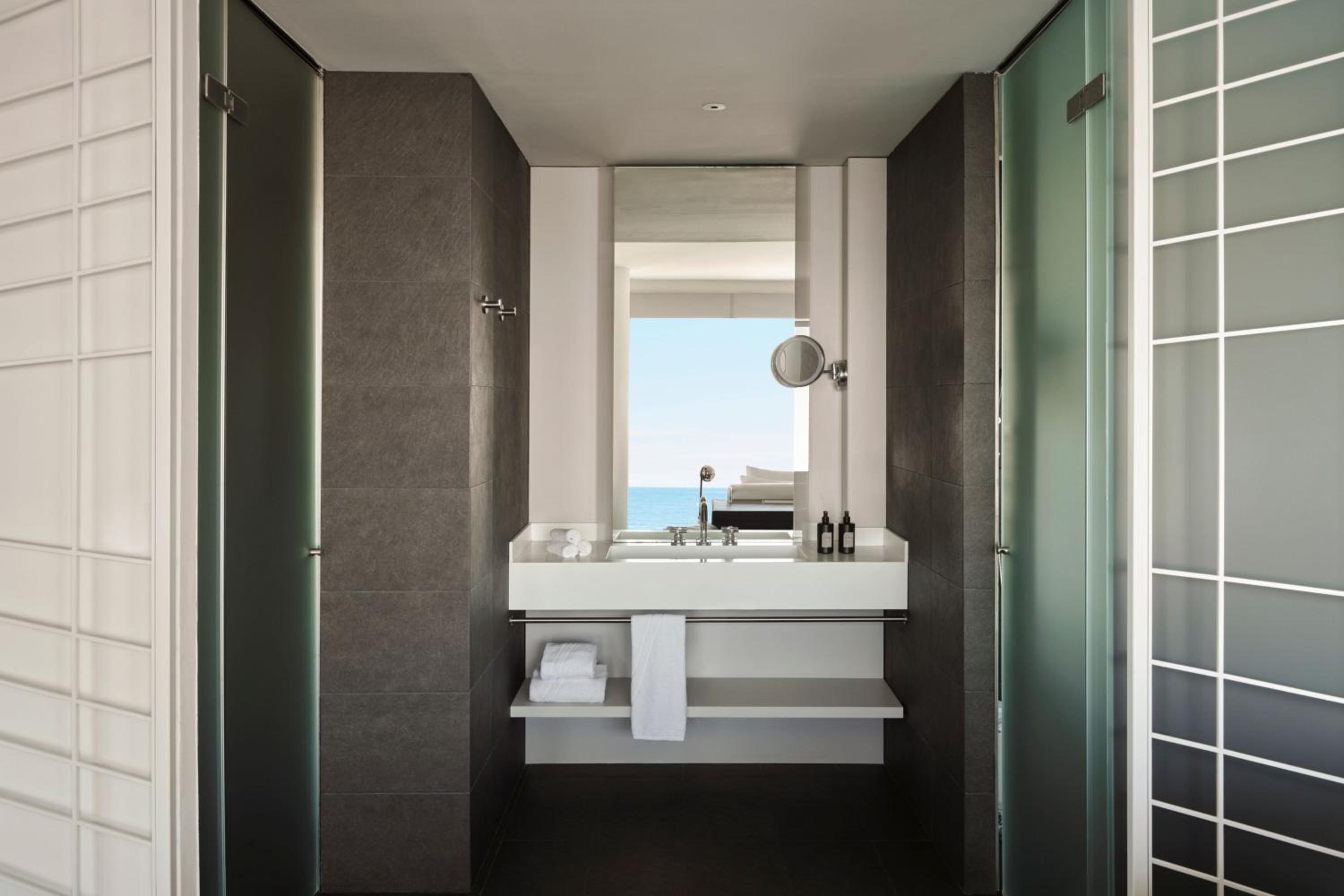 Cool Corner Suite thumbnail 5