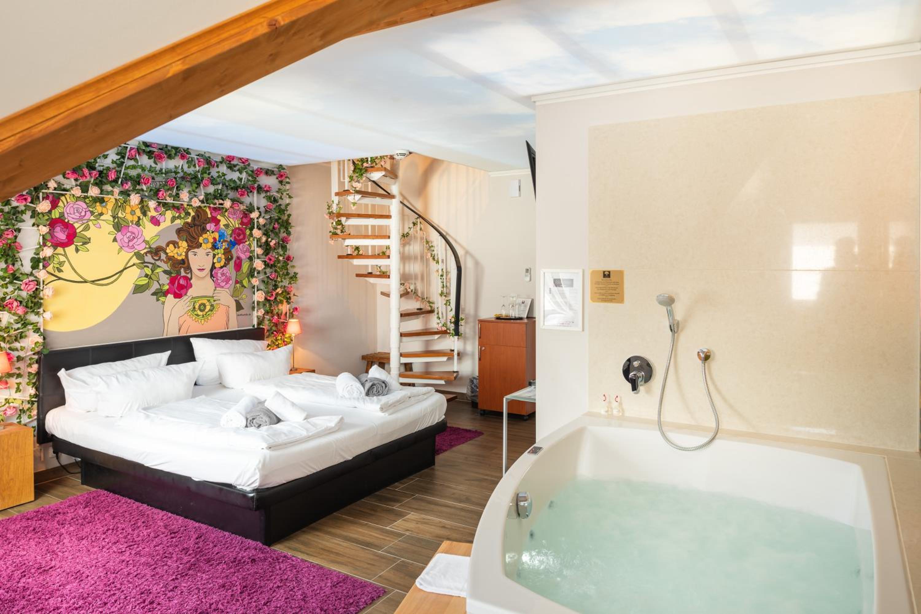 Suite with Hot Tub photo 2