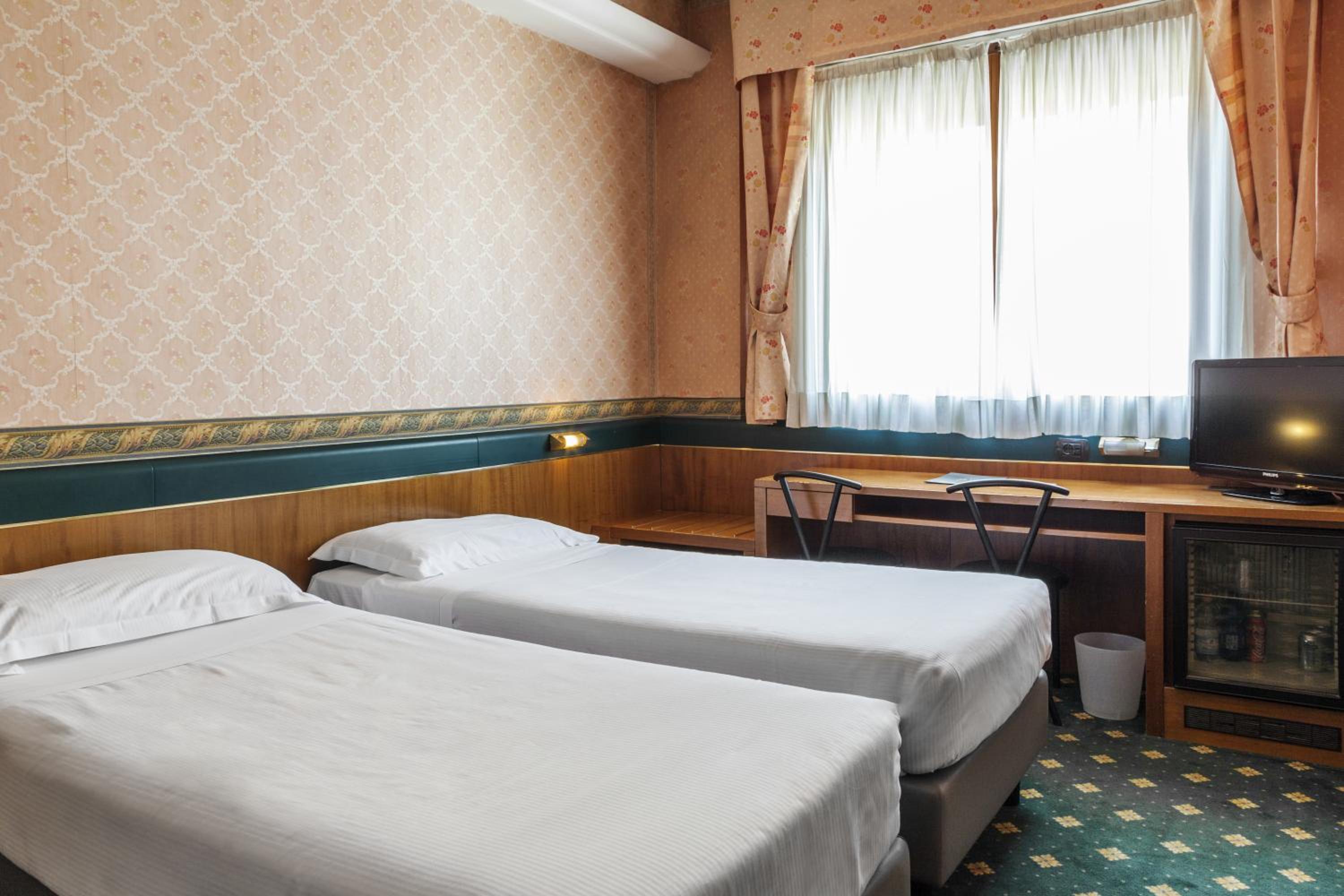 Twin Room thumbnail 5